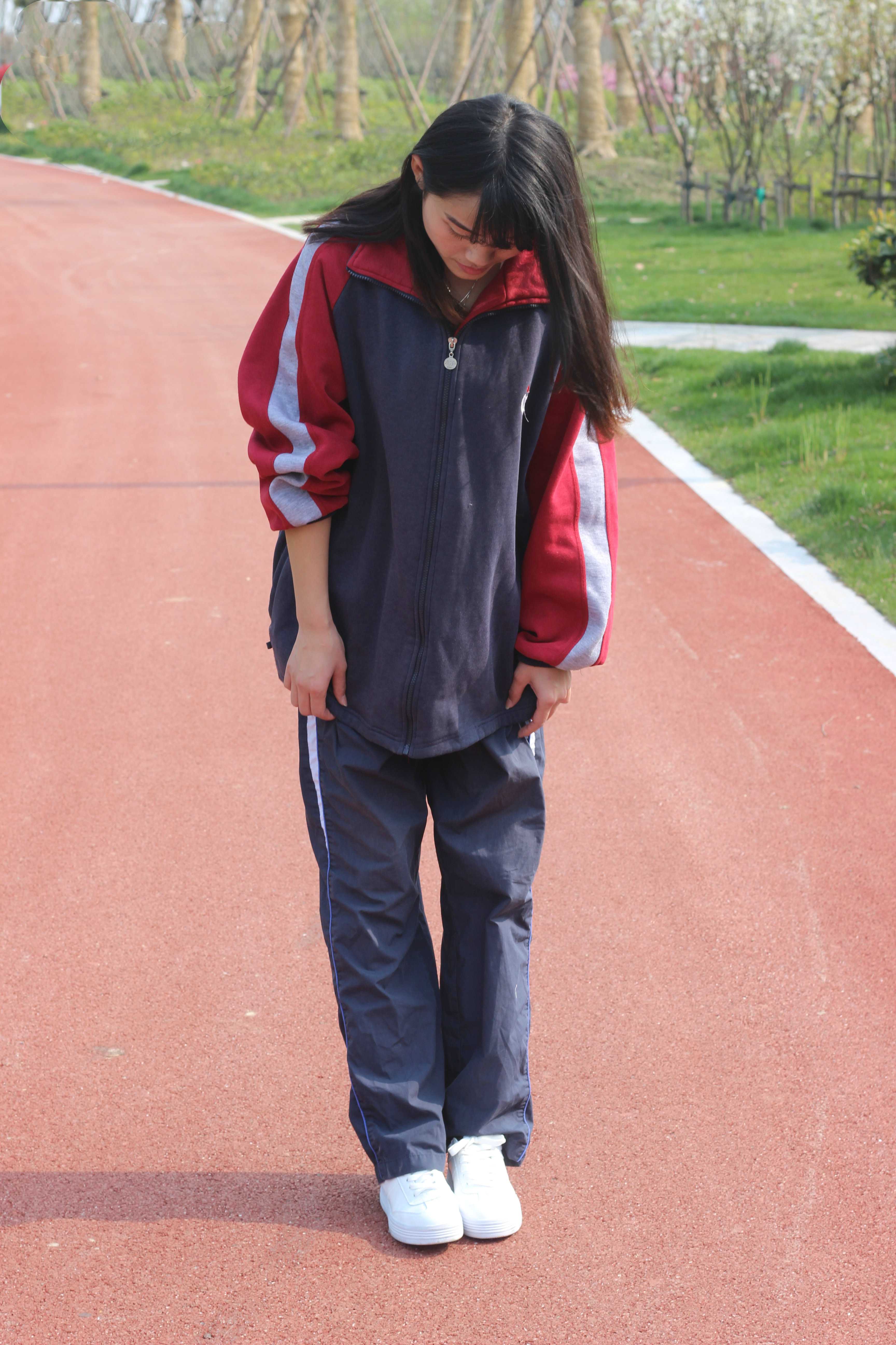 《校园学姐船袜脱袜过程》作品图