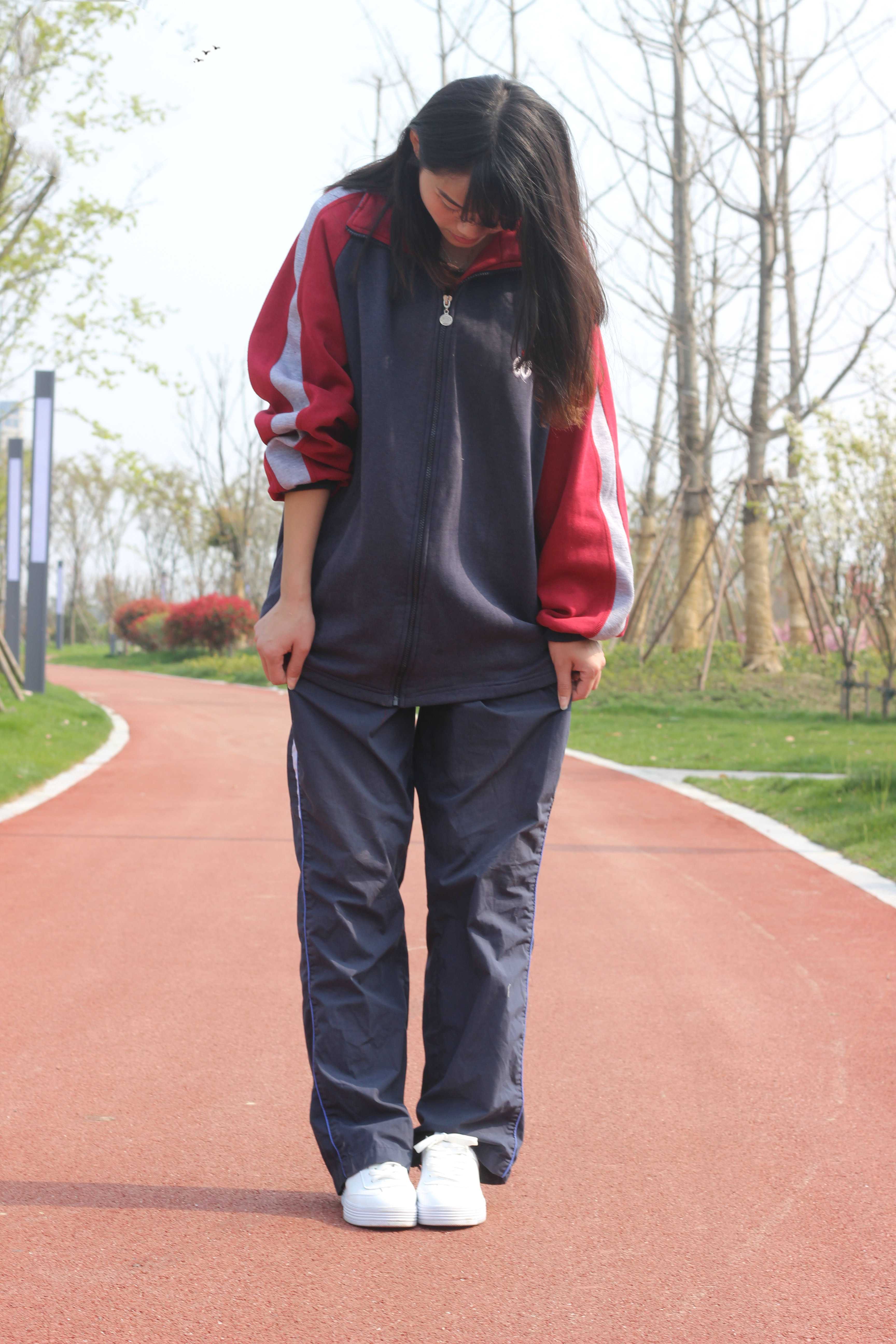 《校园学姐船袜脱袜过程》作品图