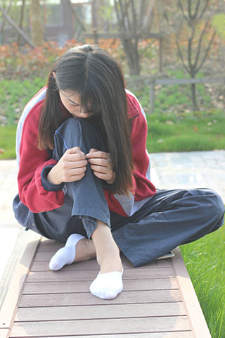 校园小姐姐船袜脱袜过程