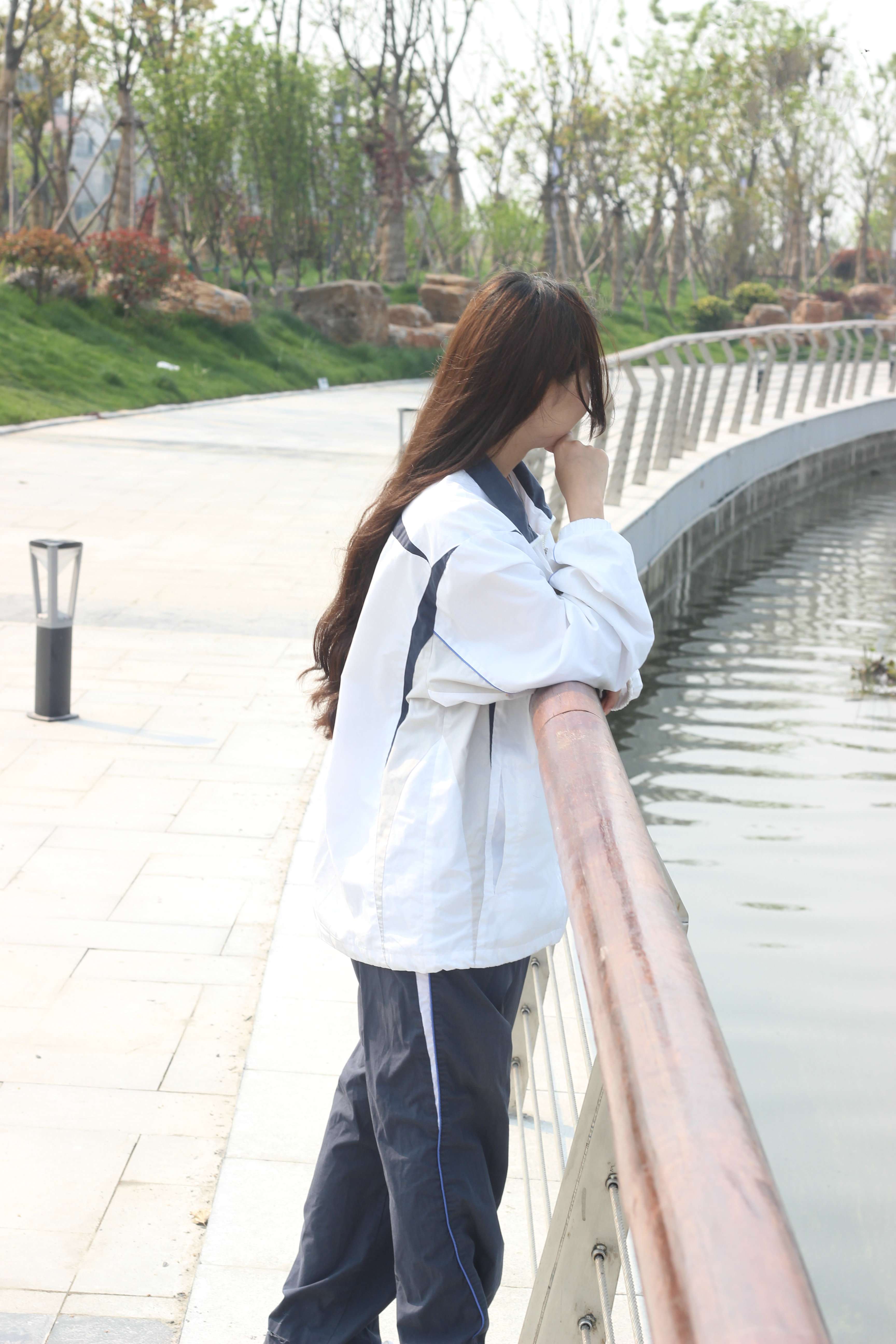 《校服板鞋の丝袜脚丫》作品图