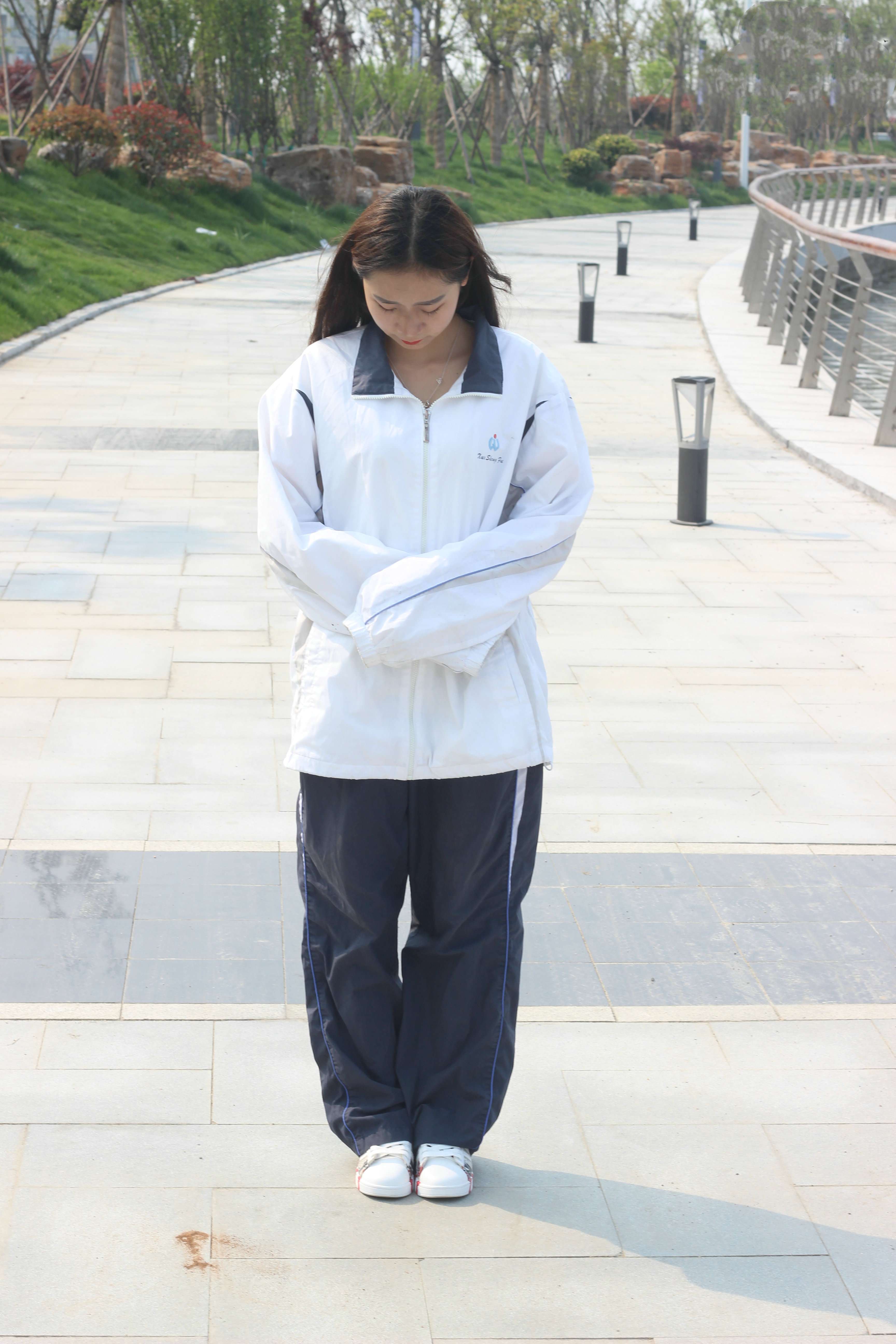 《校服板鞋の丝袜脚丫》作品图