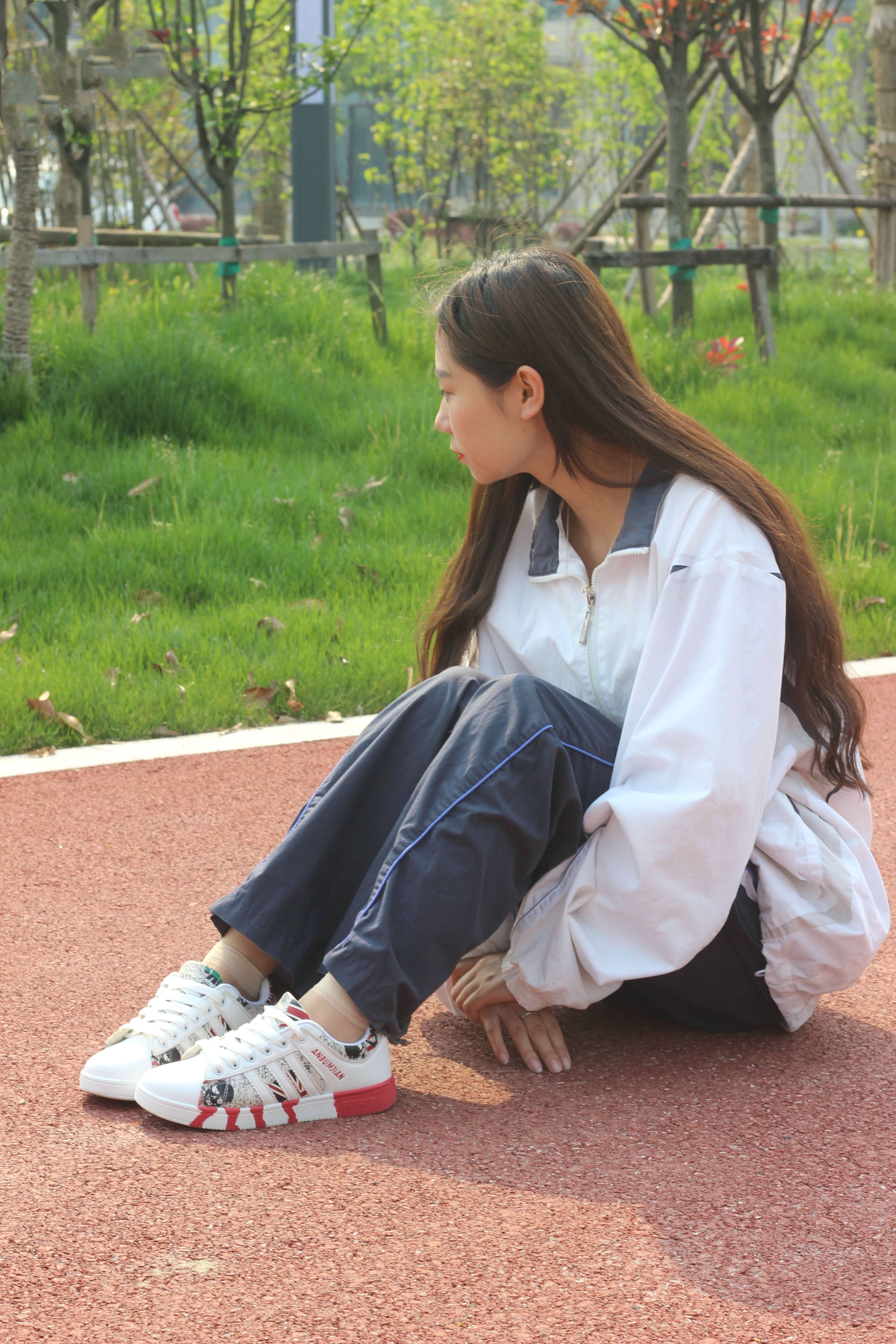 《校服板鞋の丝袜脚丫》作品图