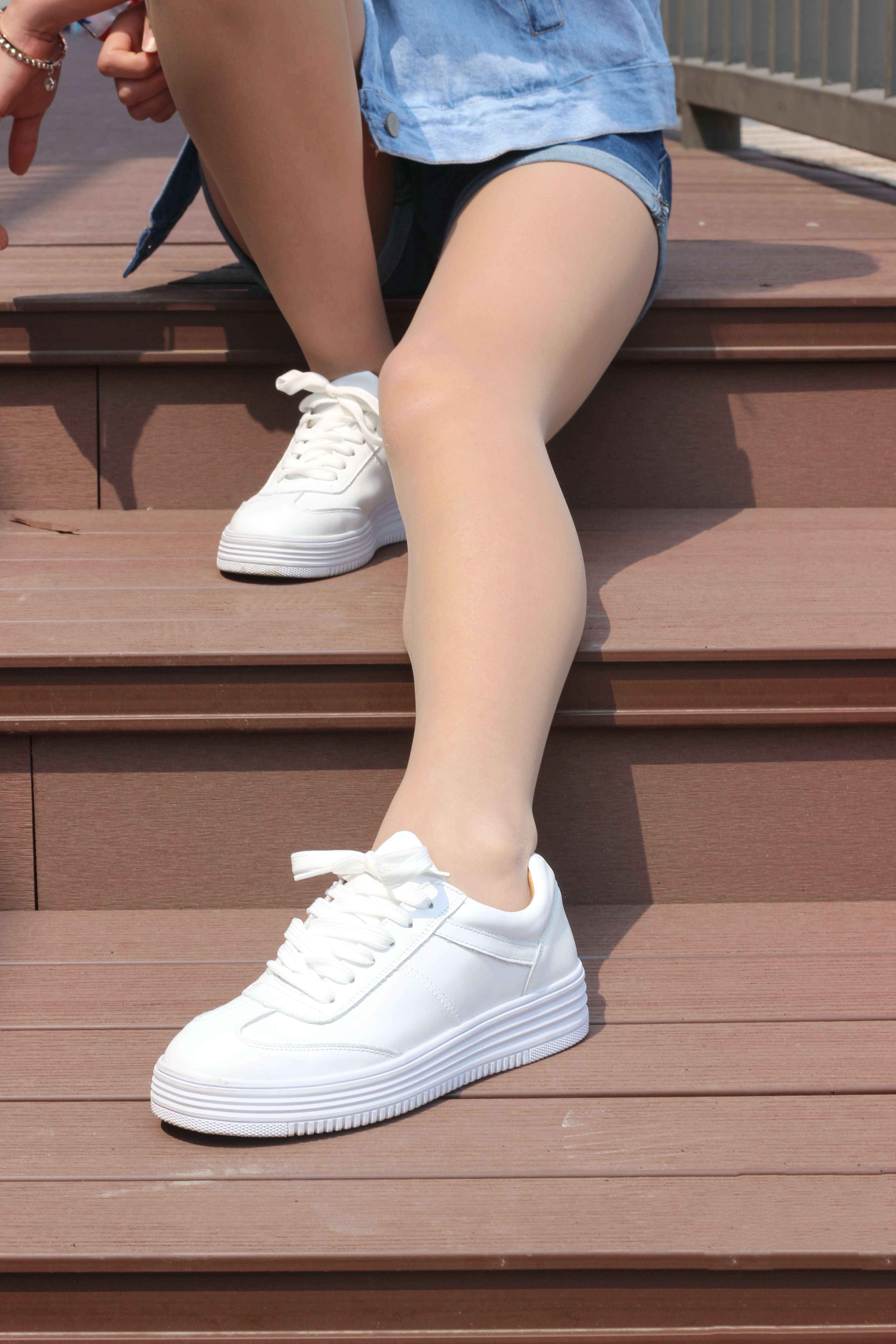 《户外热裤板鞋の丝袜脚丫》作品图