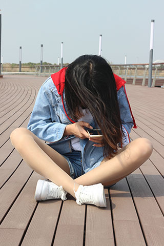 户外小姐姐热裤板鞋の丝袜脚丫