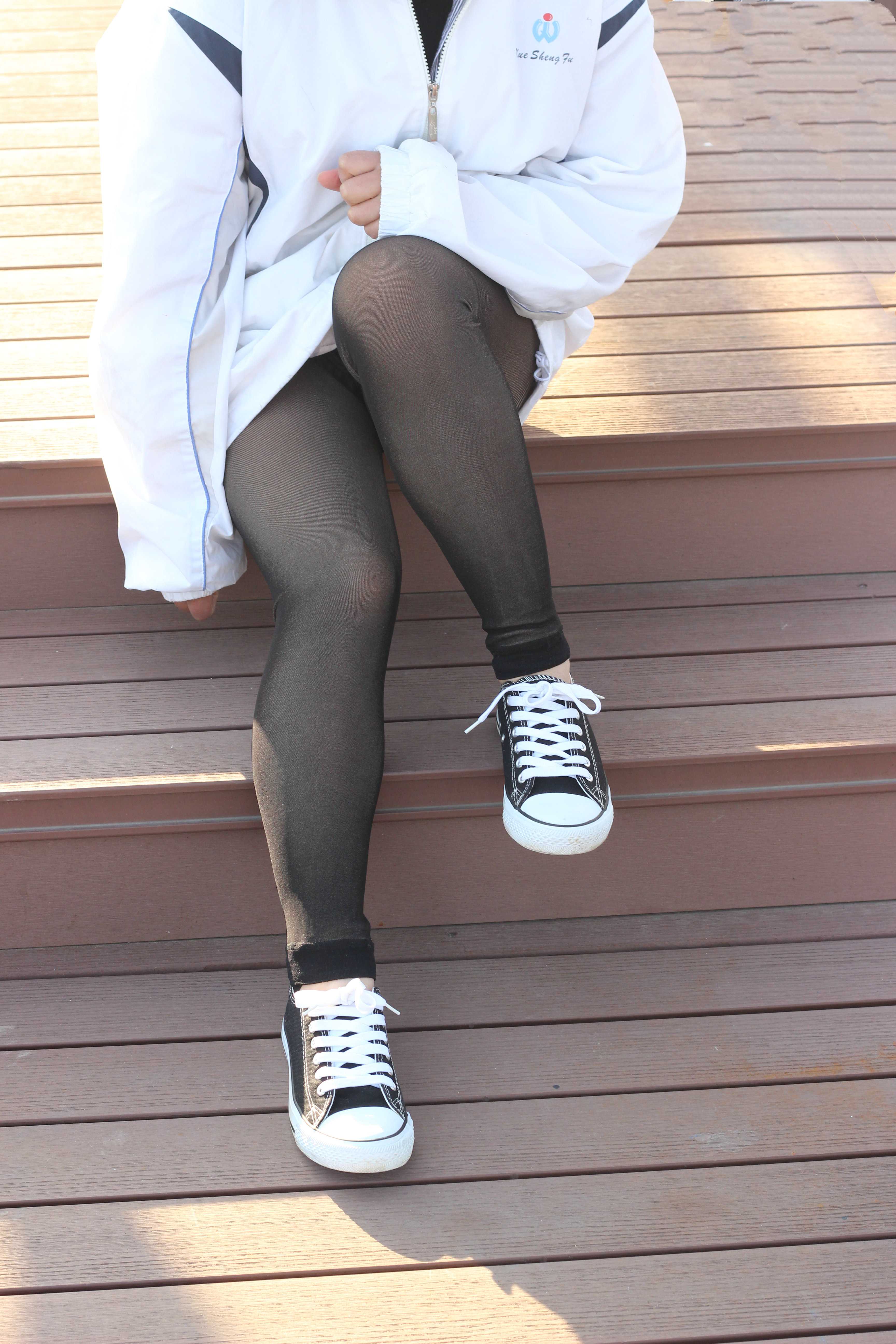 《邻班少女棉袜の裸足脚丫》作品图