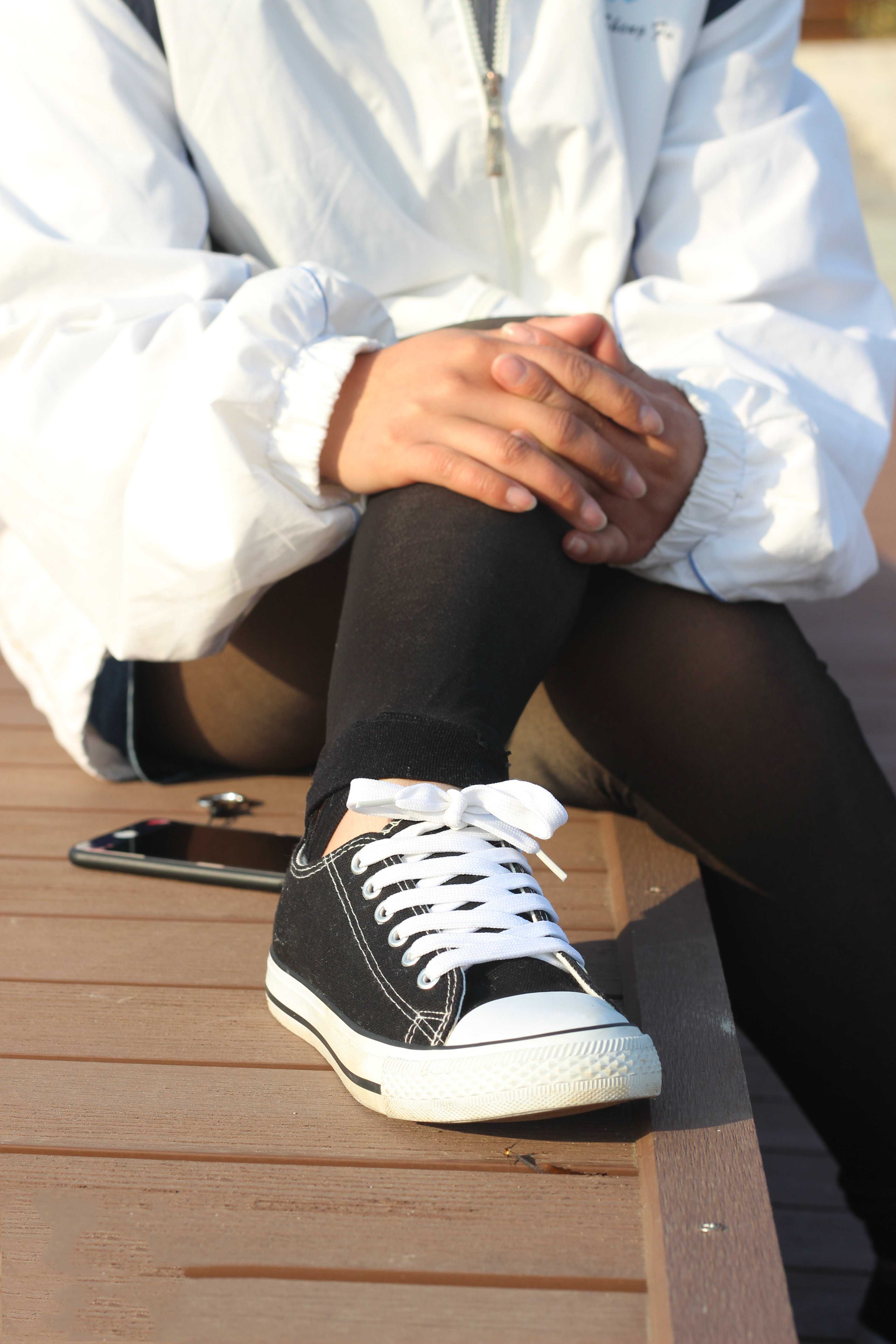 《邻班少女棉袜の裸足脚丫》作品图