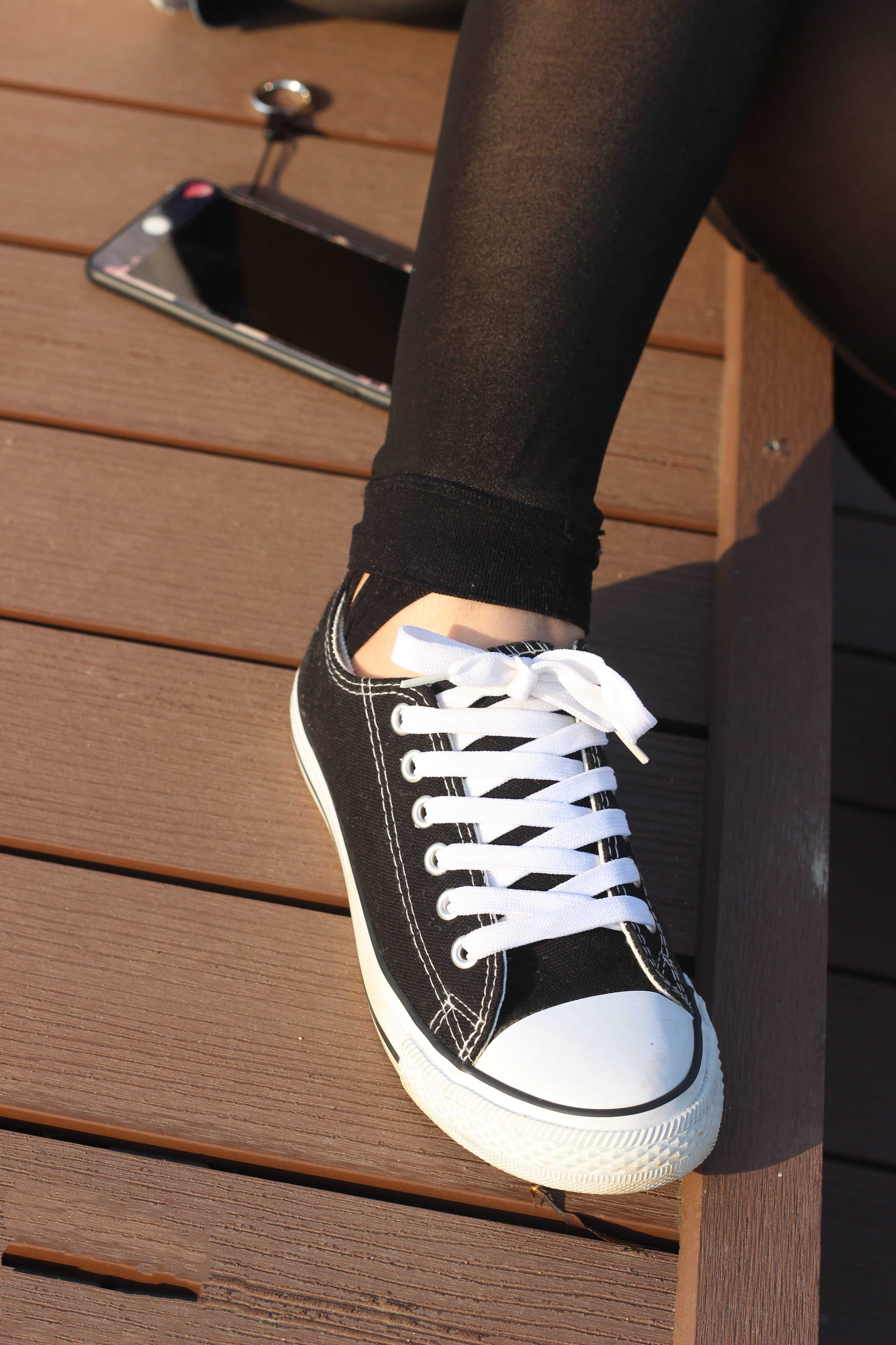 《邻班少女棉袜の裸足脚丫》作品图