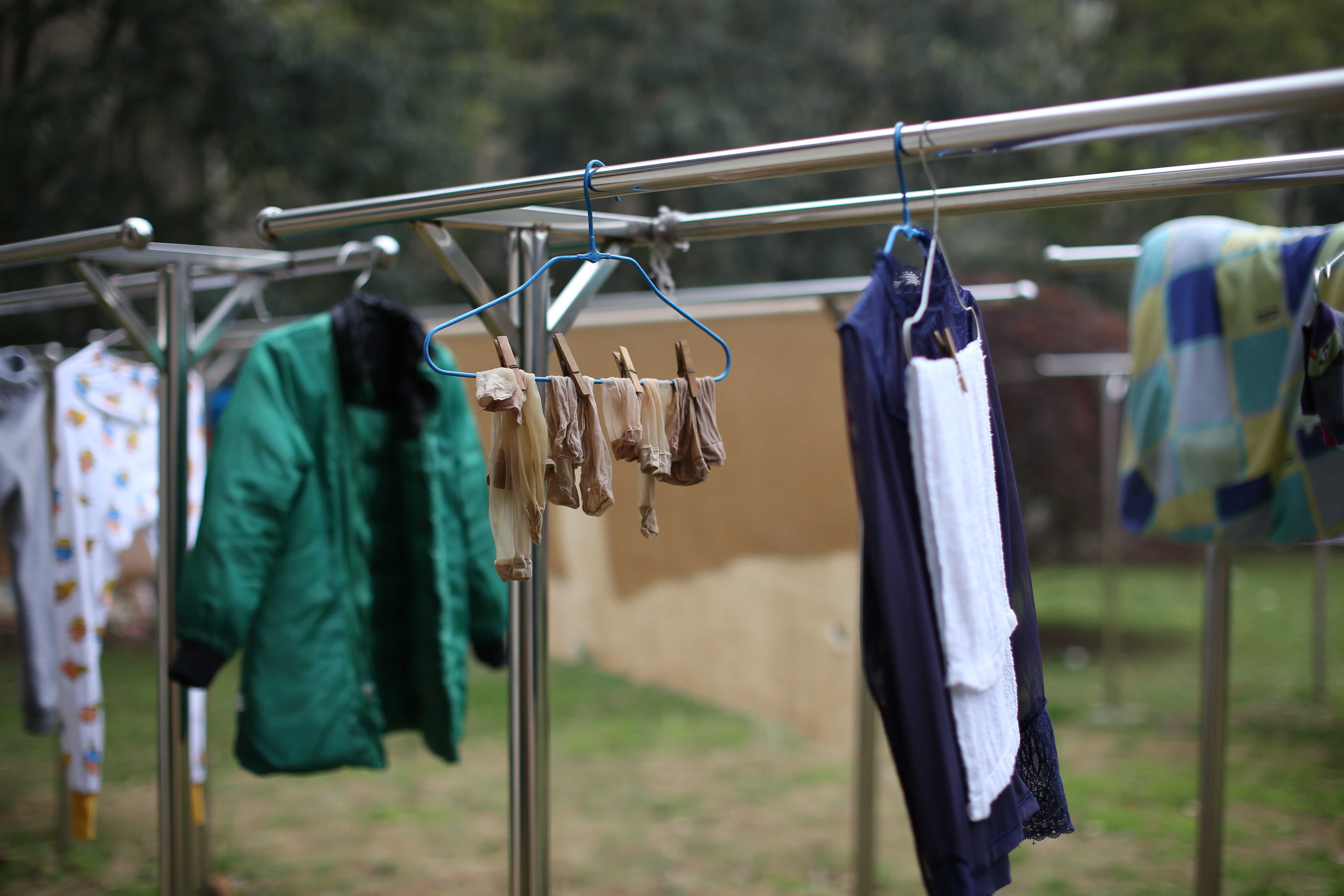 《街头越拍大长腿丝袜脚丫》作品图