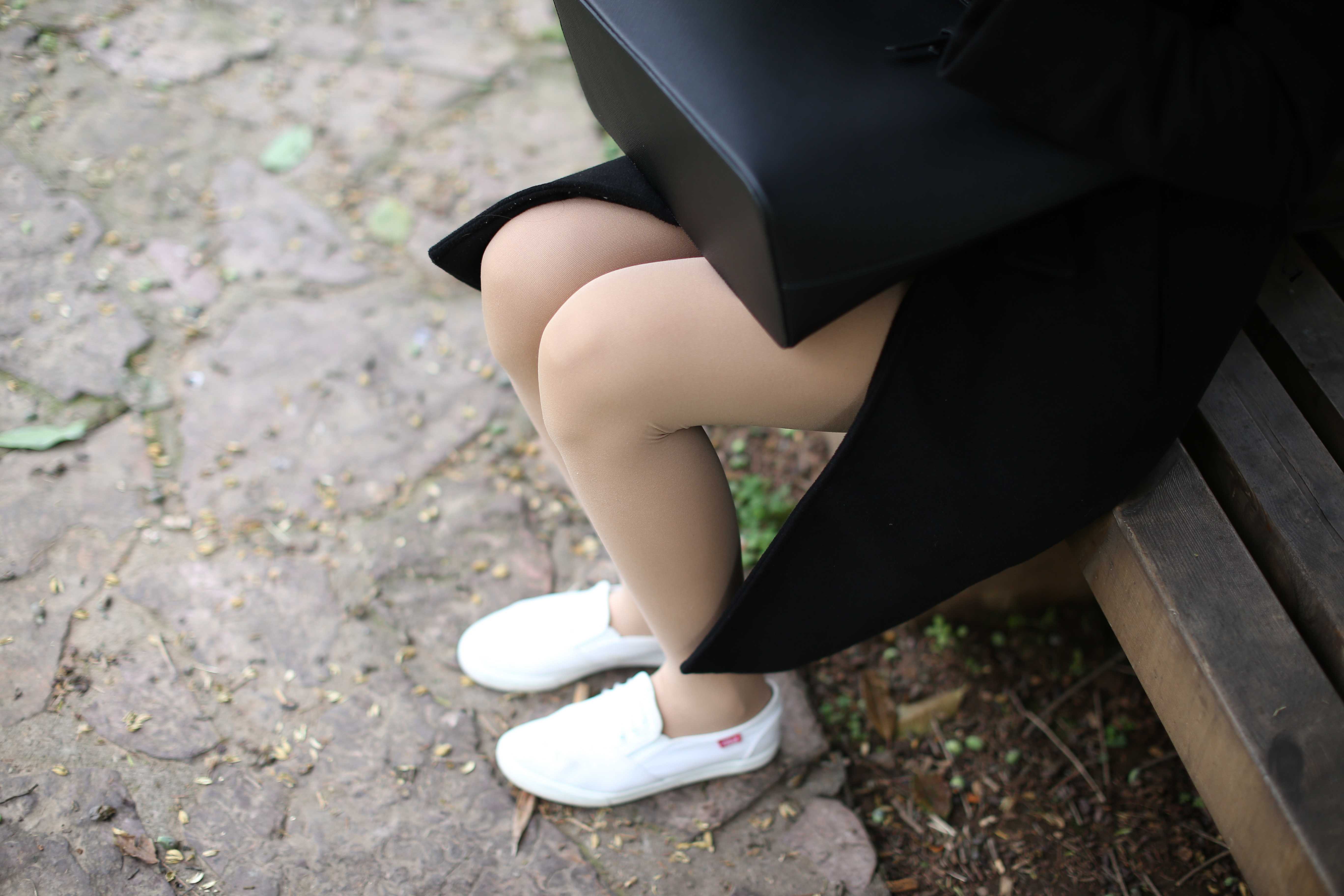 《街头越拍大长腿丝袜脚丫》作品图