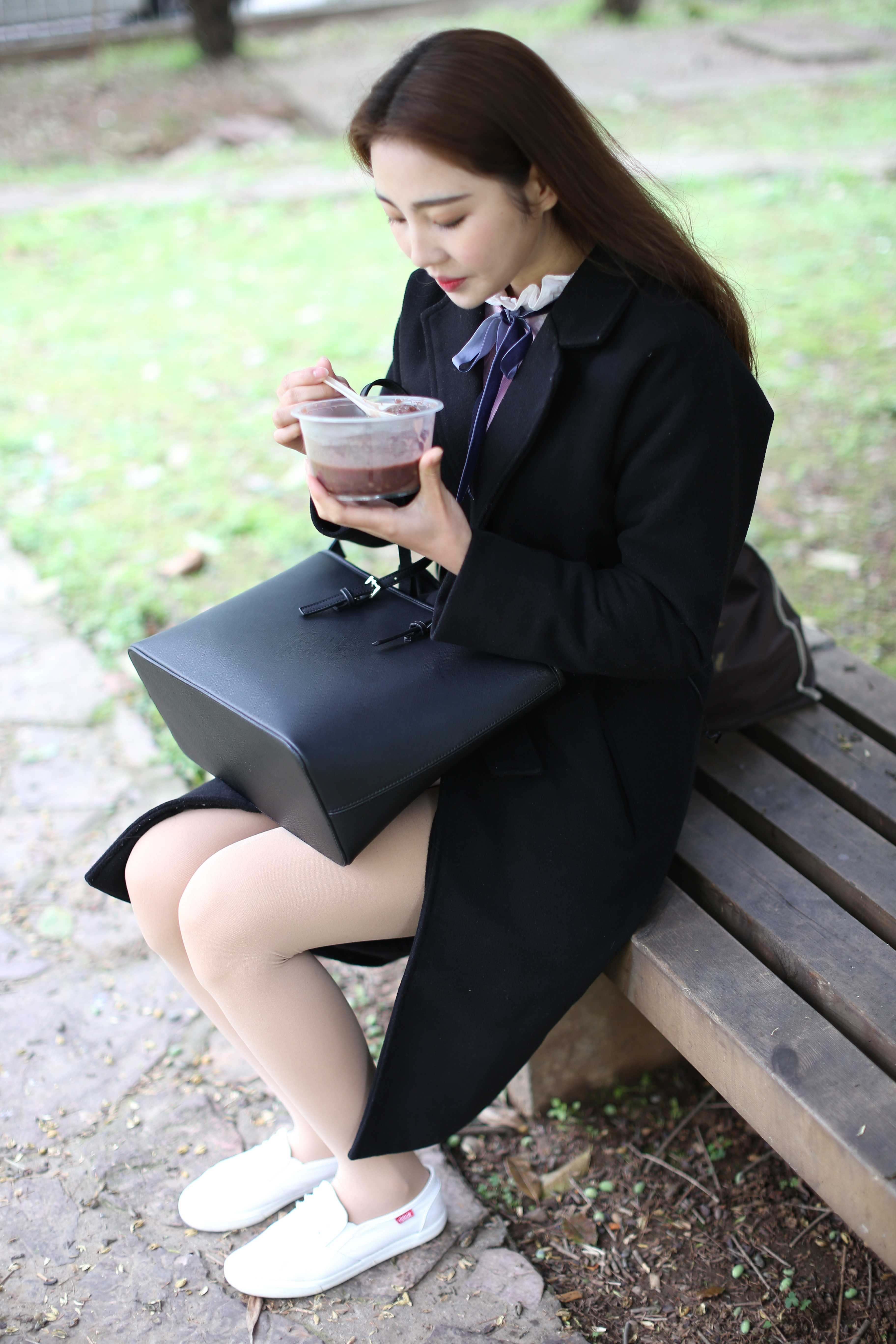 《街头越拍大长腿丝袜脚丫》作品图