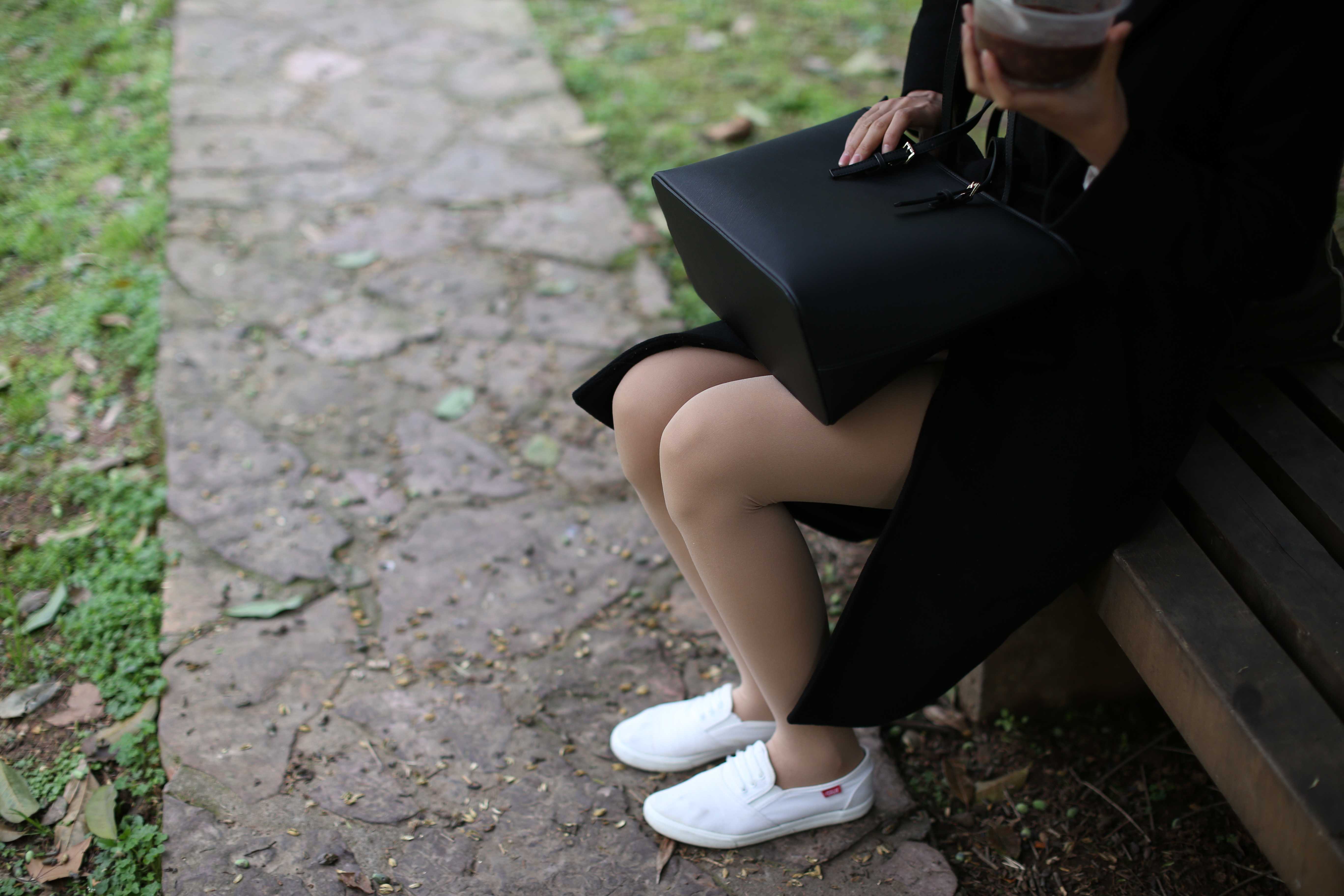 《街头越拍大长腿丝袜脚丫》作品图