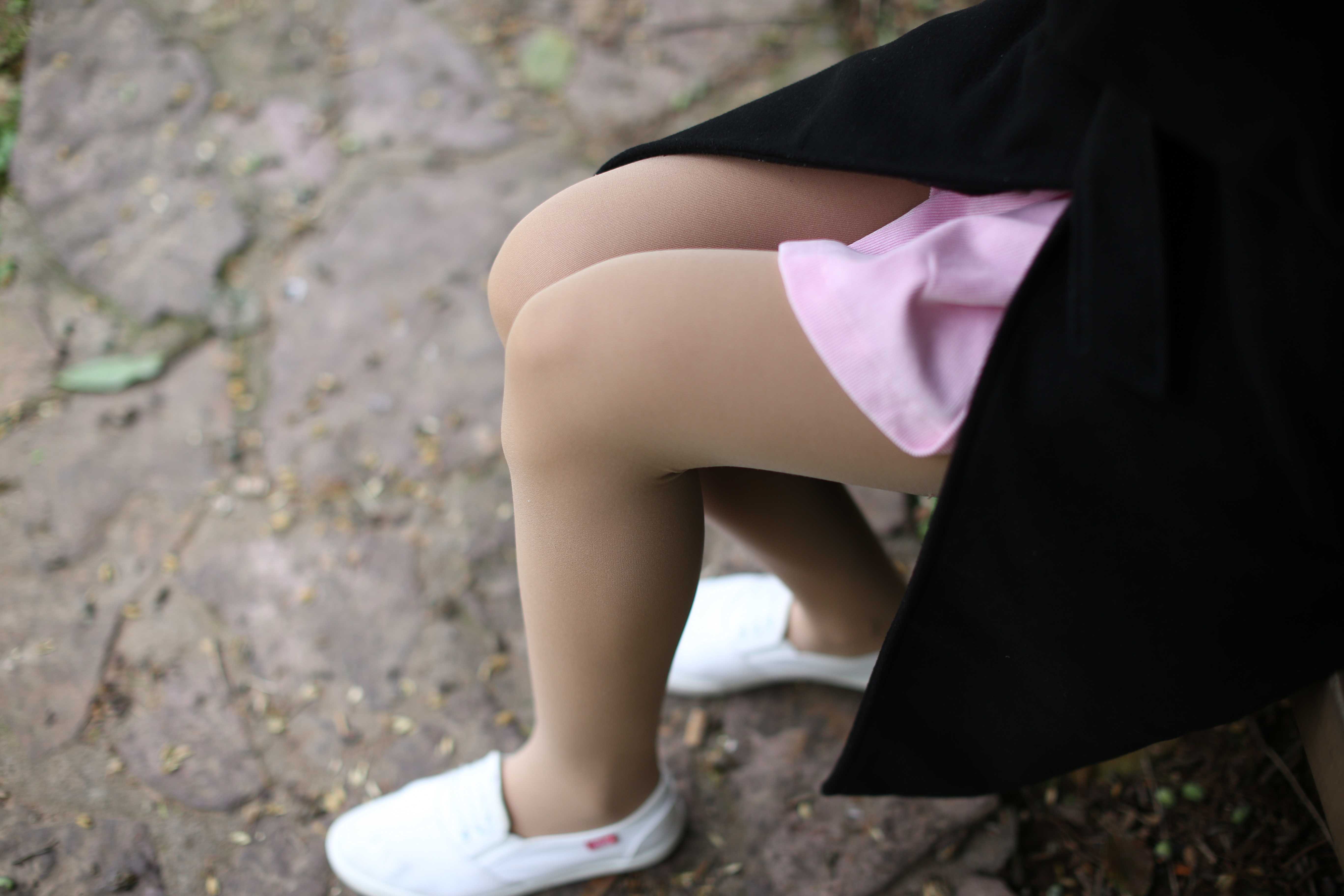 《街头越拍大长腿丝袜脚丫》作品图