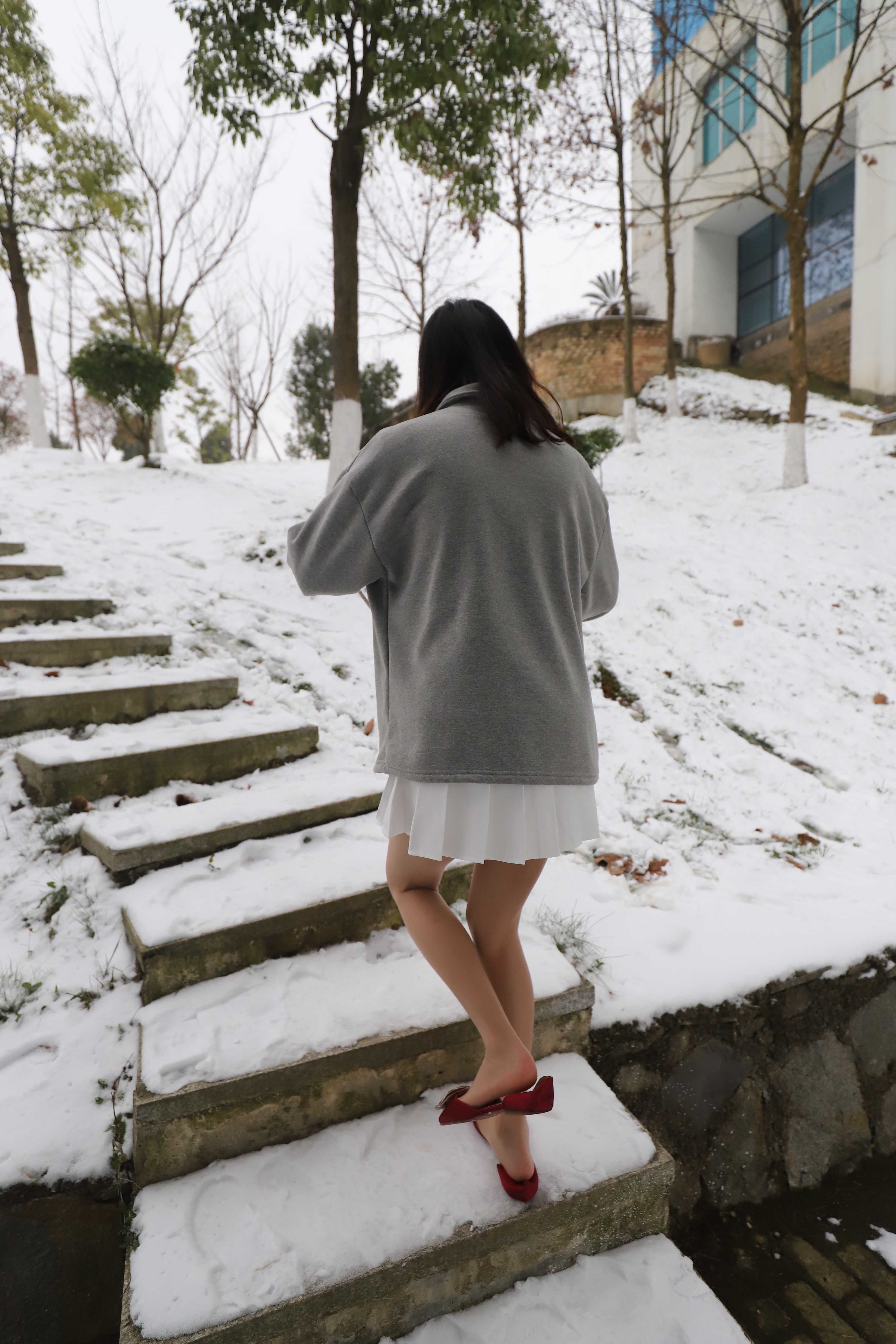 《雪地大长腿学姐肉丝袜脚丫+视频一部》作品图