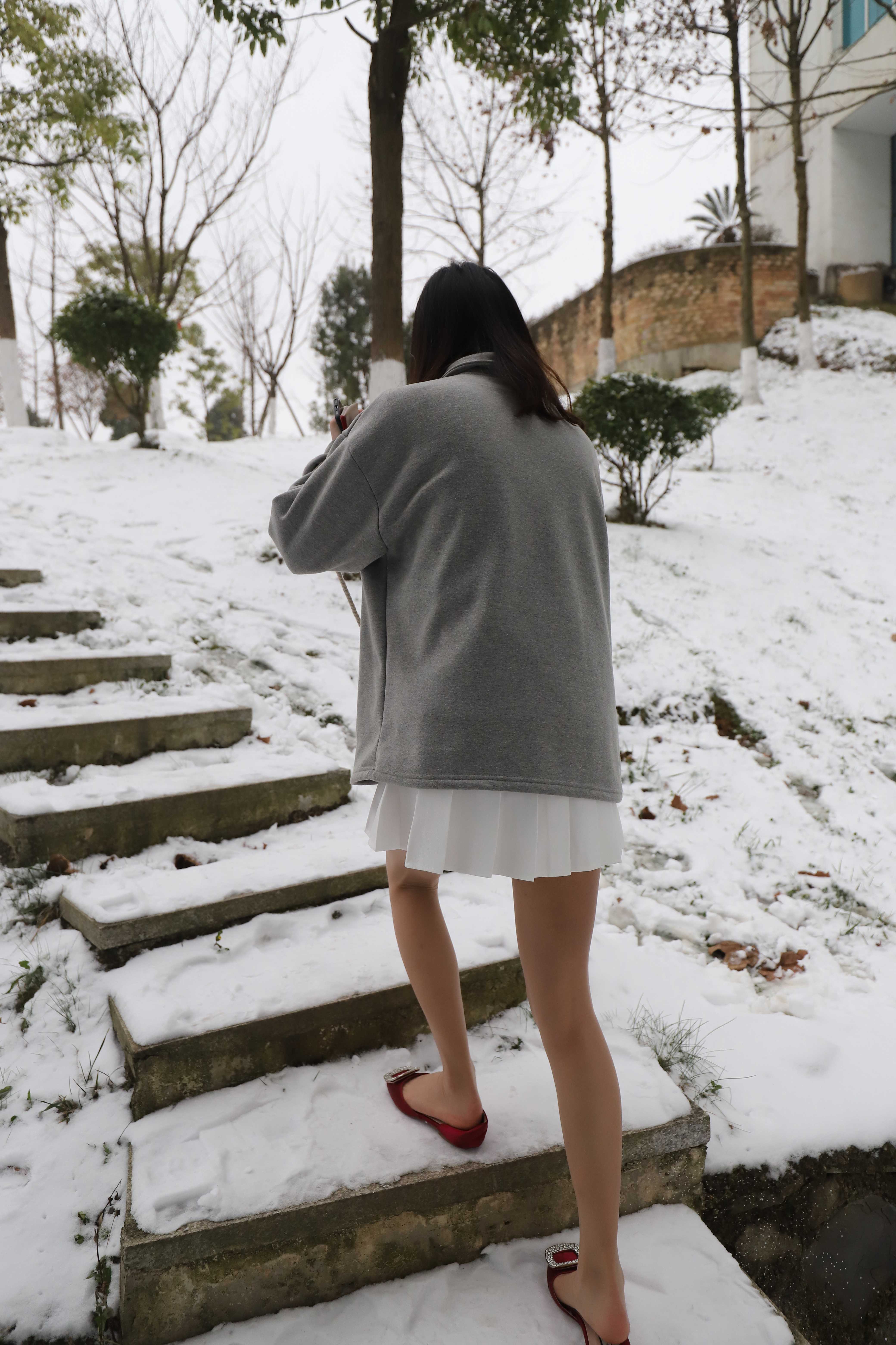 《雪地大长腿学姐肉丝袜脚丫+视频一部》作品图