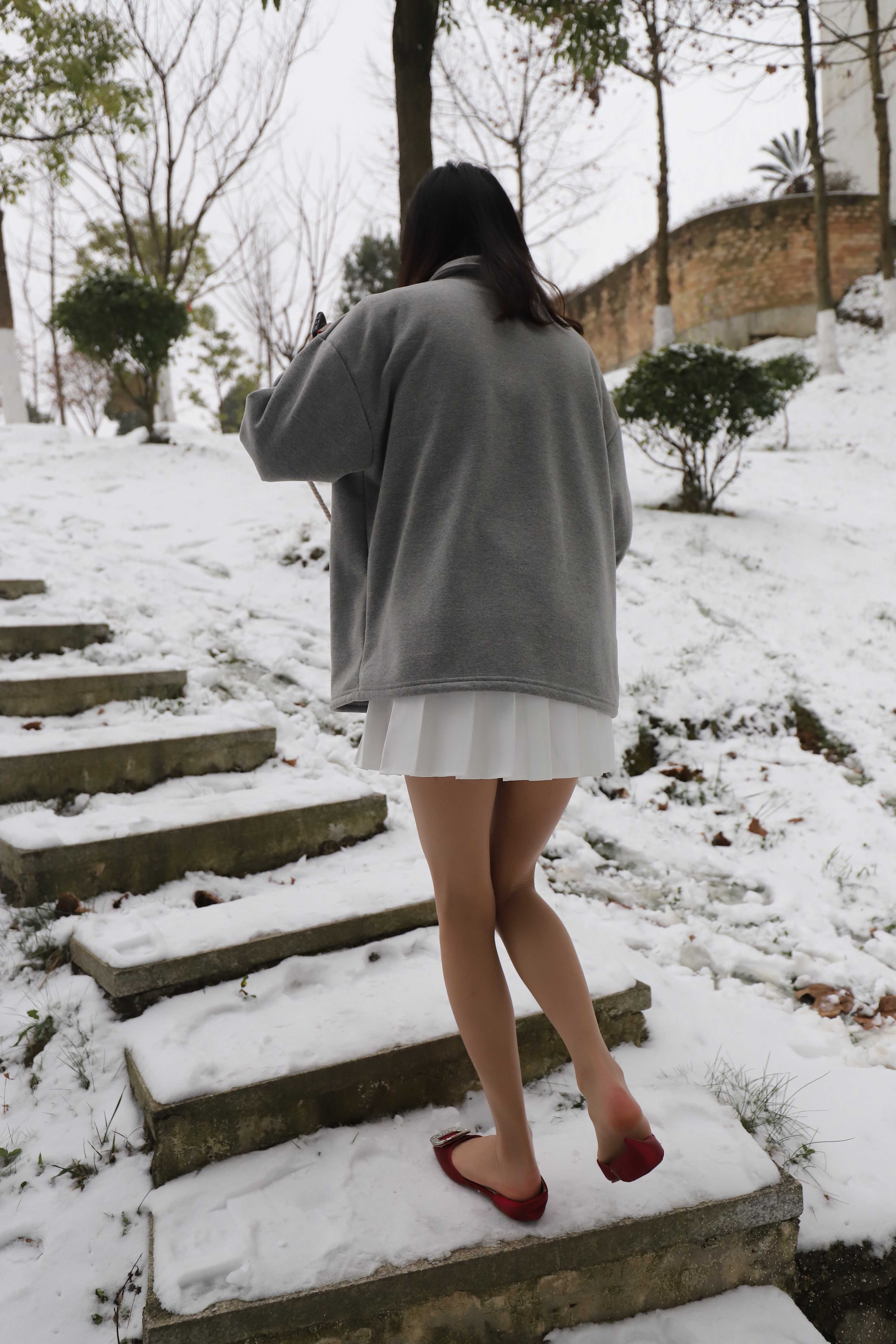 《雪地大长腿学姐肉丝袜脚丫+视频一部》作品图