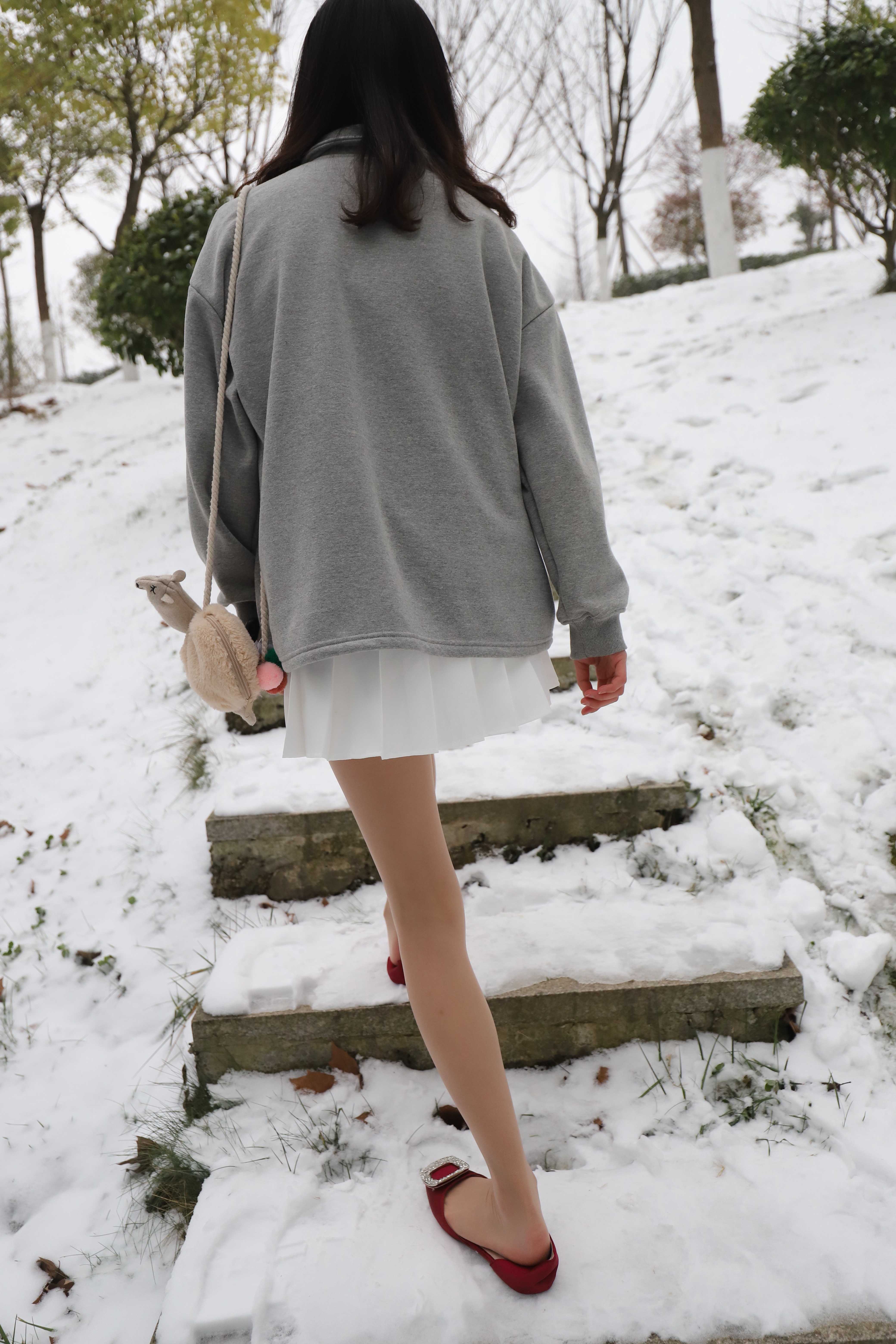 《雪地大长腿学姐肉丝袜脚丫+视频一部》作品图