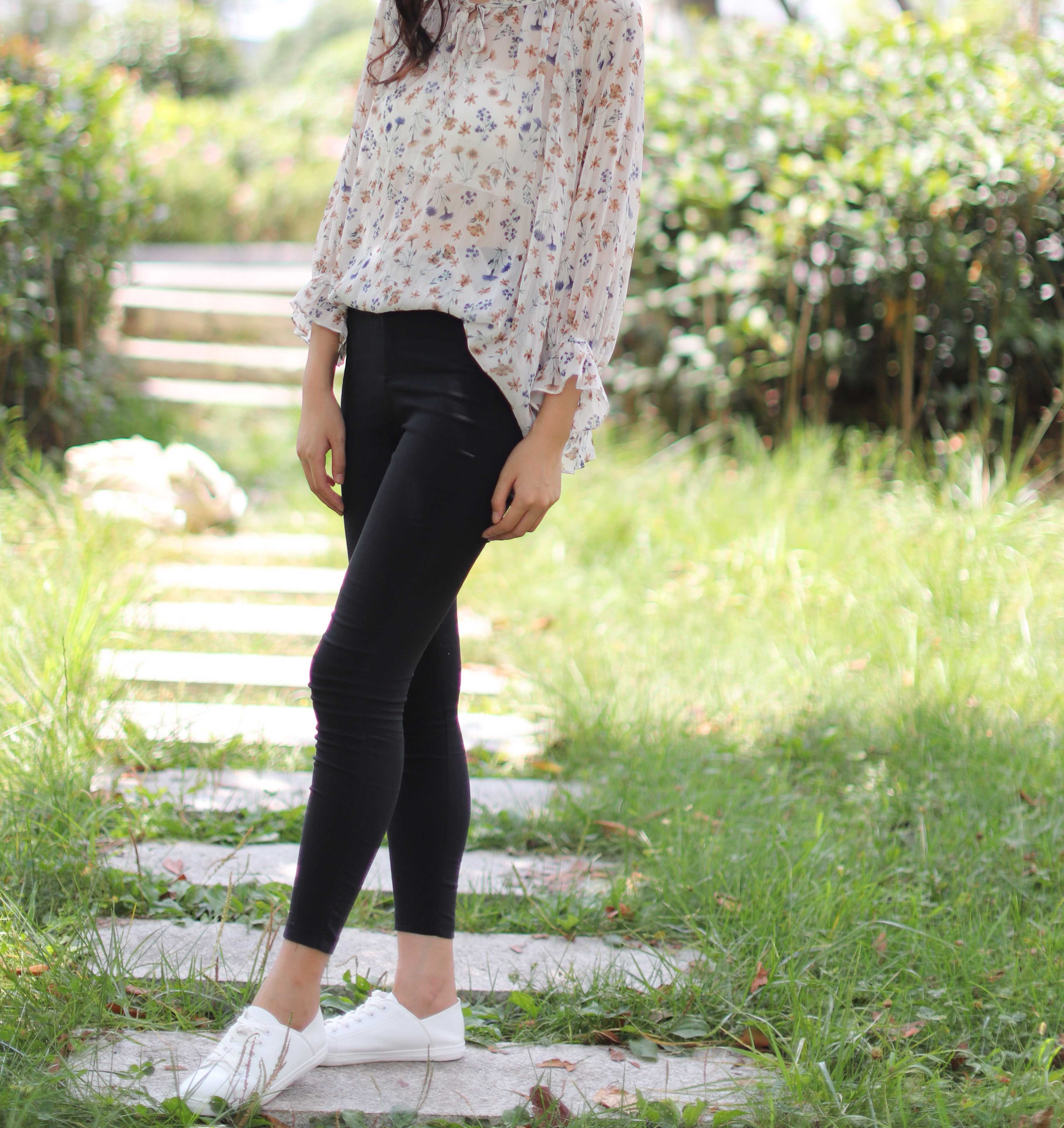 《公园越拍板鞋の船袜脚》作品图