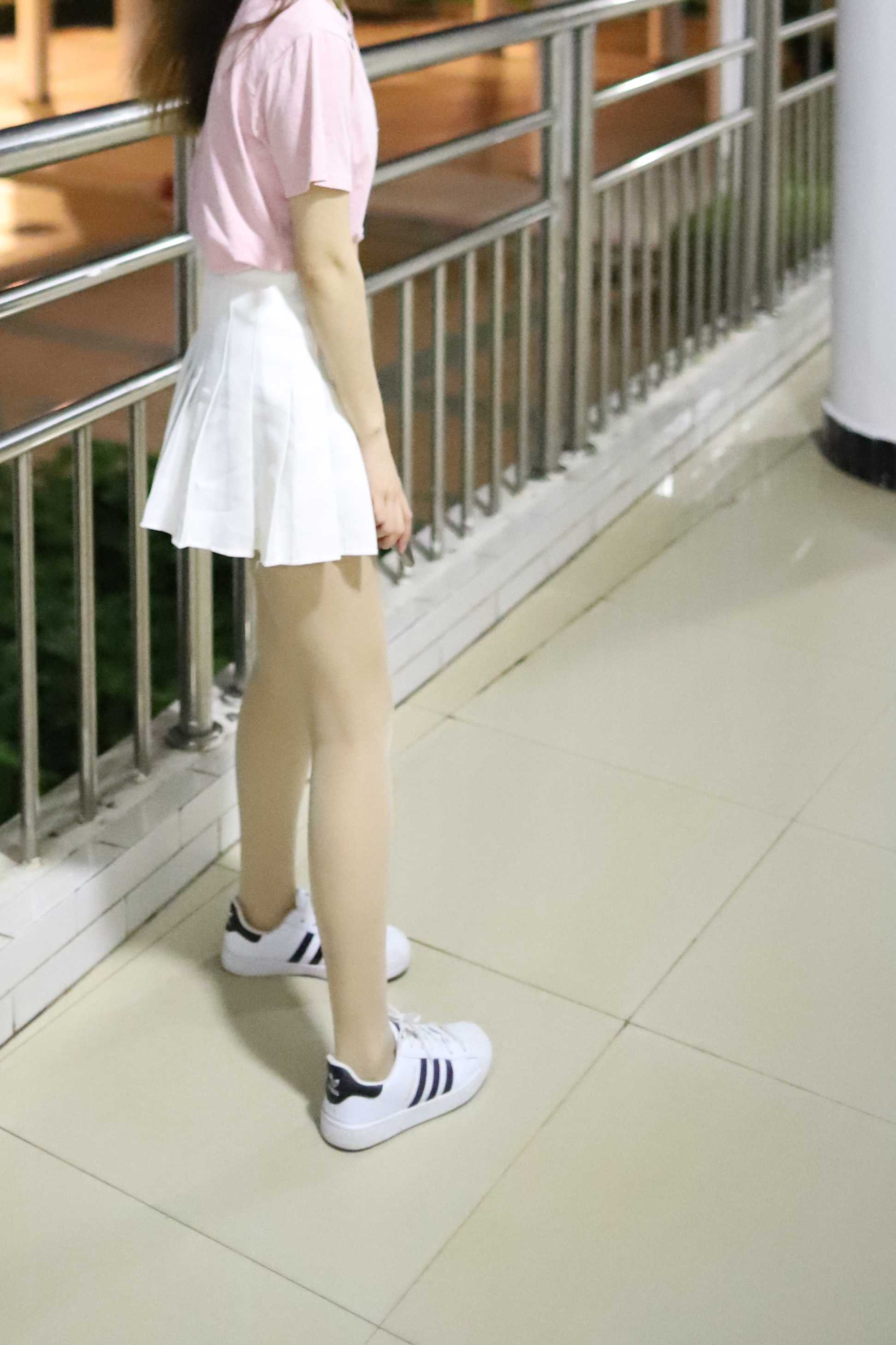 《夜拍板鞋丝袜脚丫》作品图