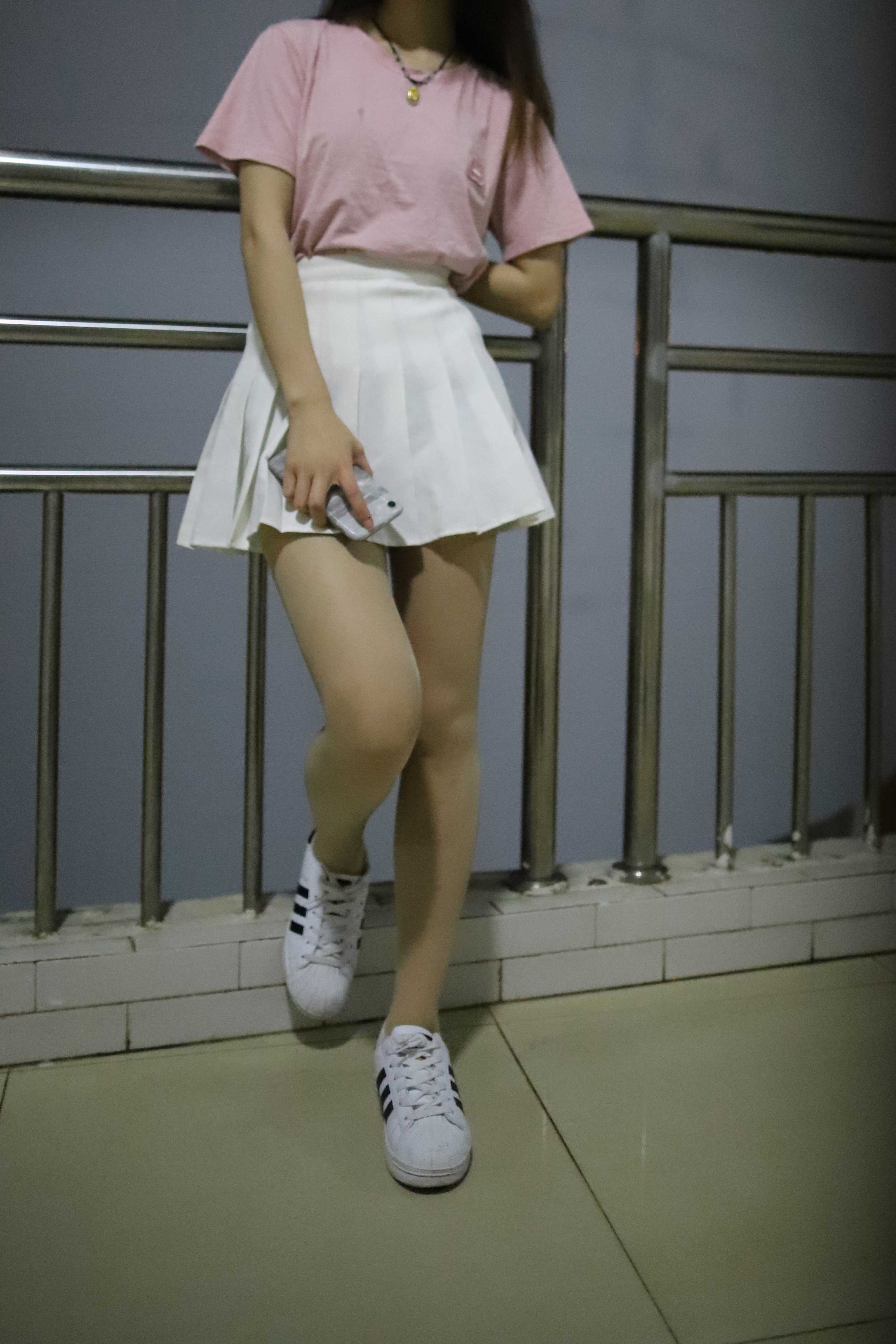 《夜拍板鞋丝袜脚丫》作品图