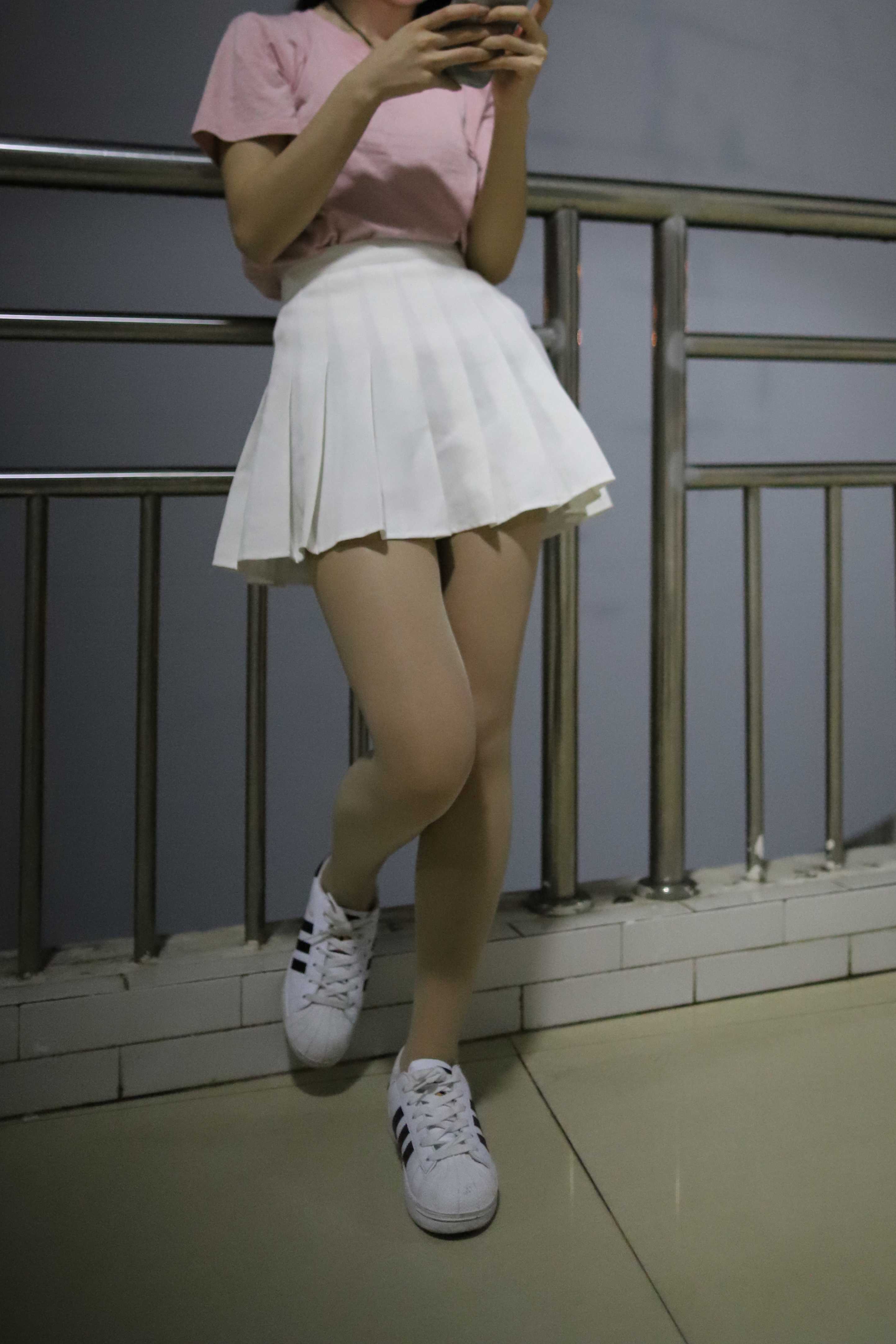 《夜拍板鞋丝袜脚丫》作品图