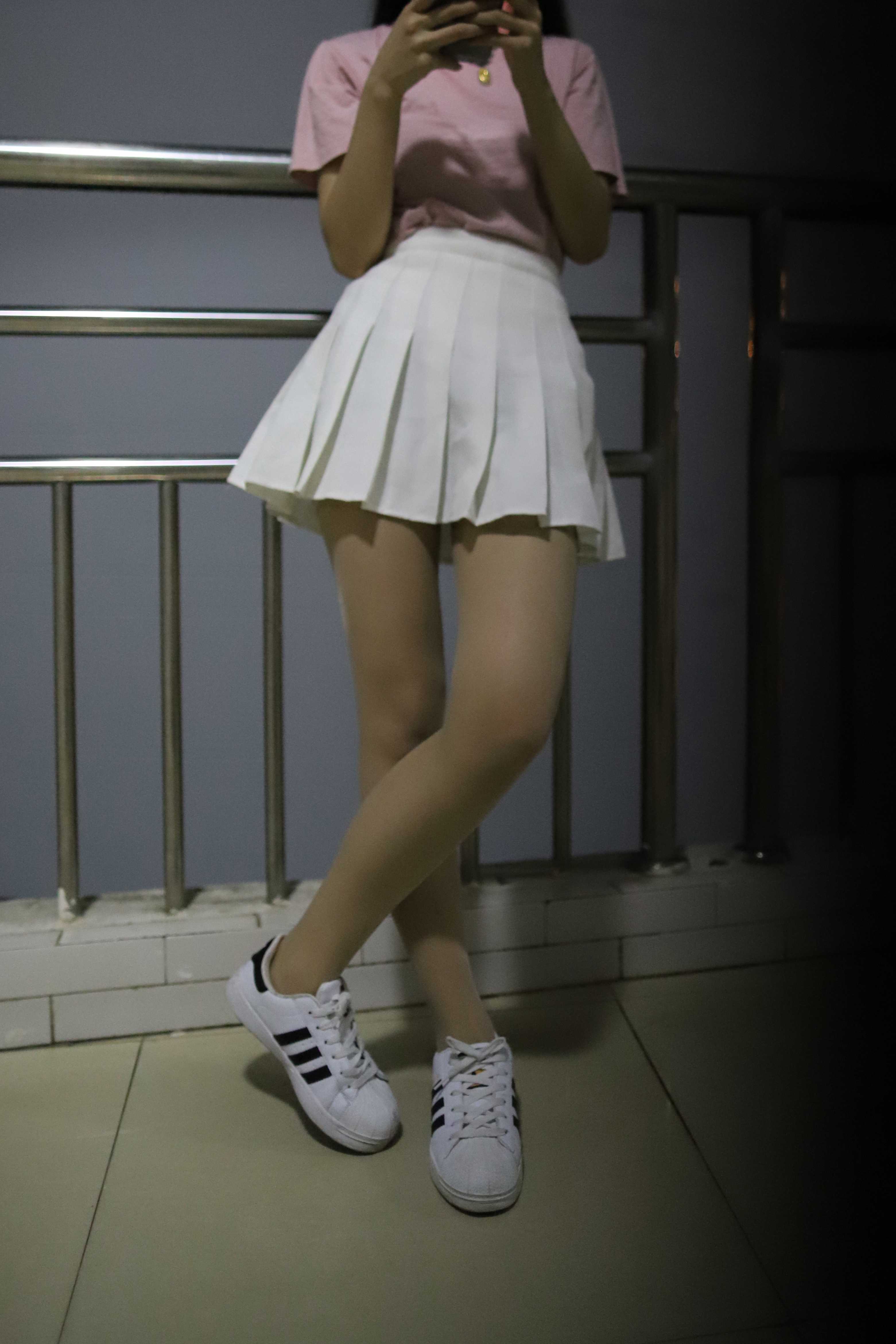 《夜拍板鞋丝袜脚丫》作品图