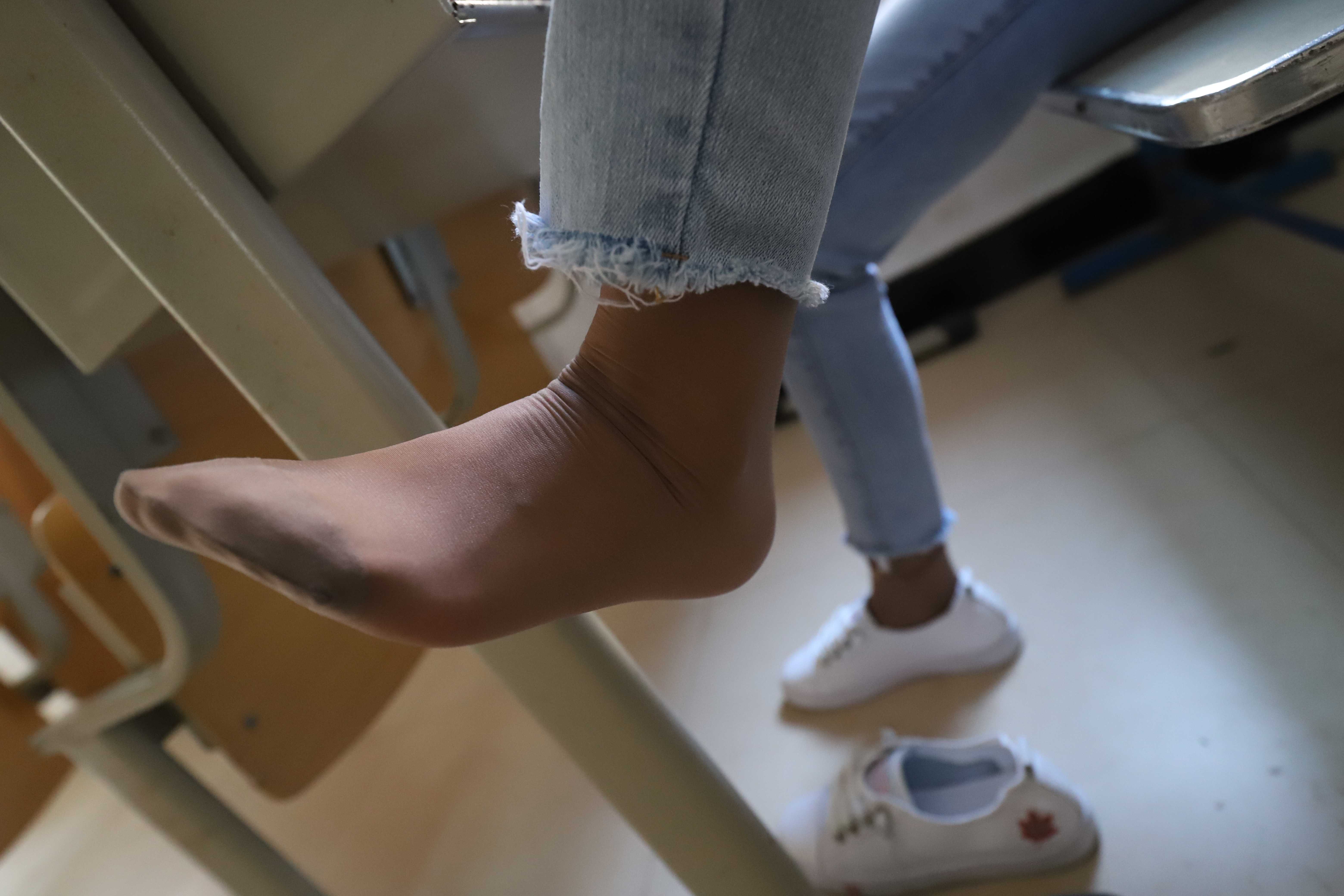 《牛仔黑丝袜脚》作品图