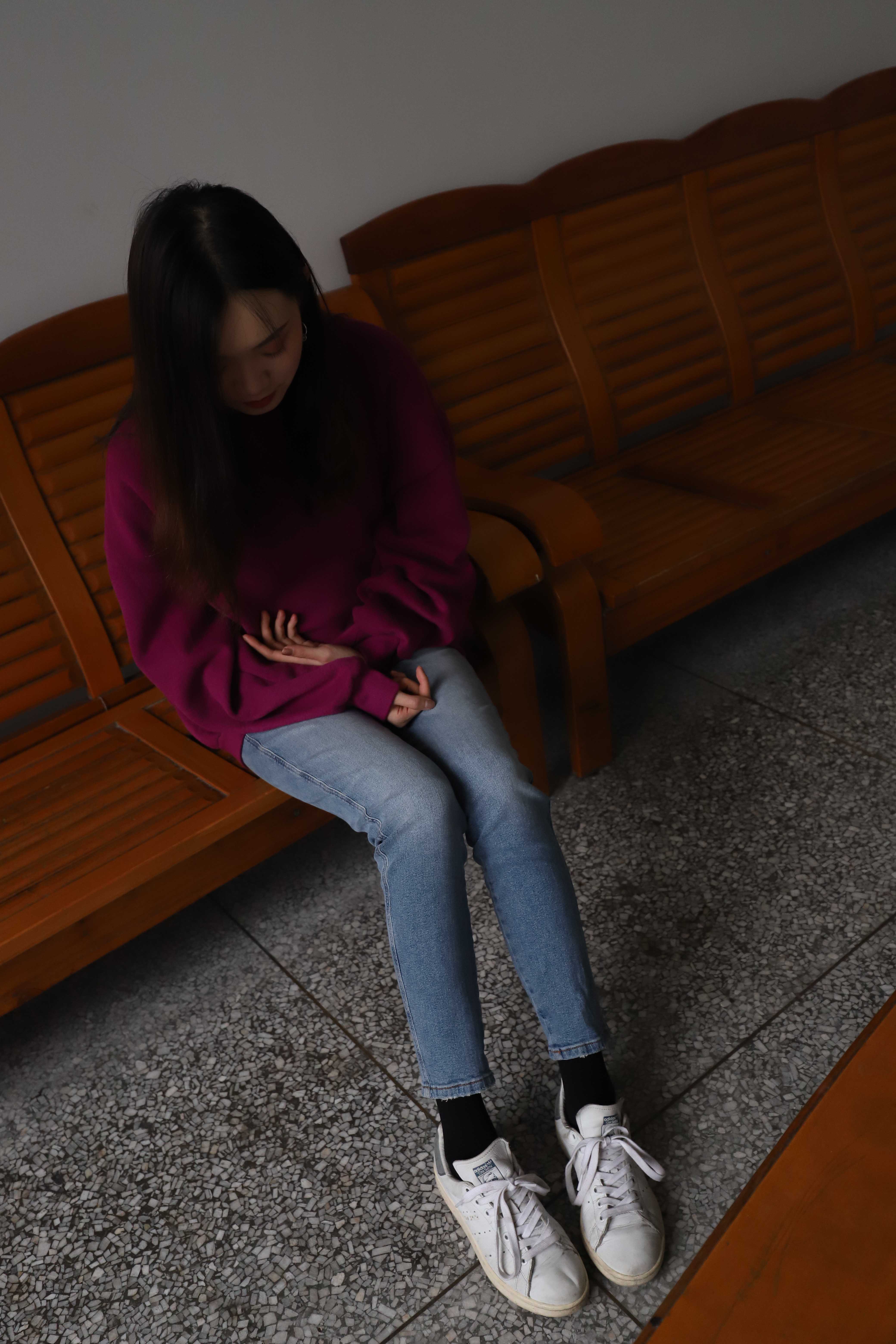 《牛仔板鞋の黑棉袜脚》作品图