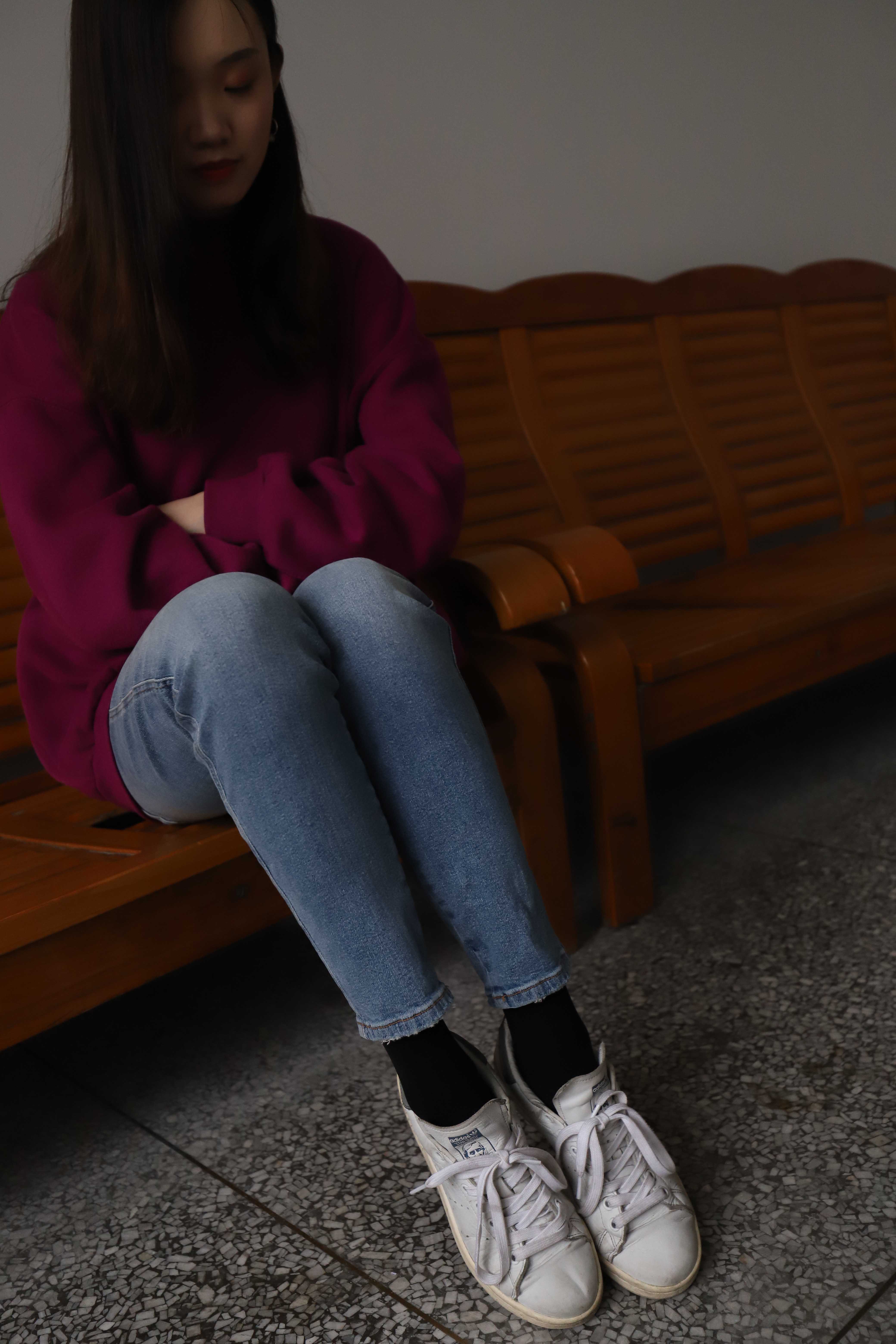 《牛仔板鞋の黑棉袜脚》作品图