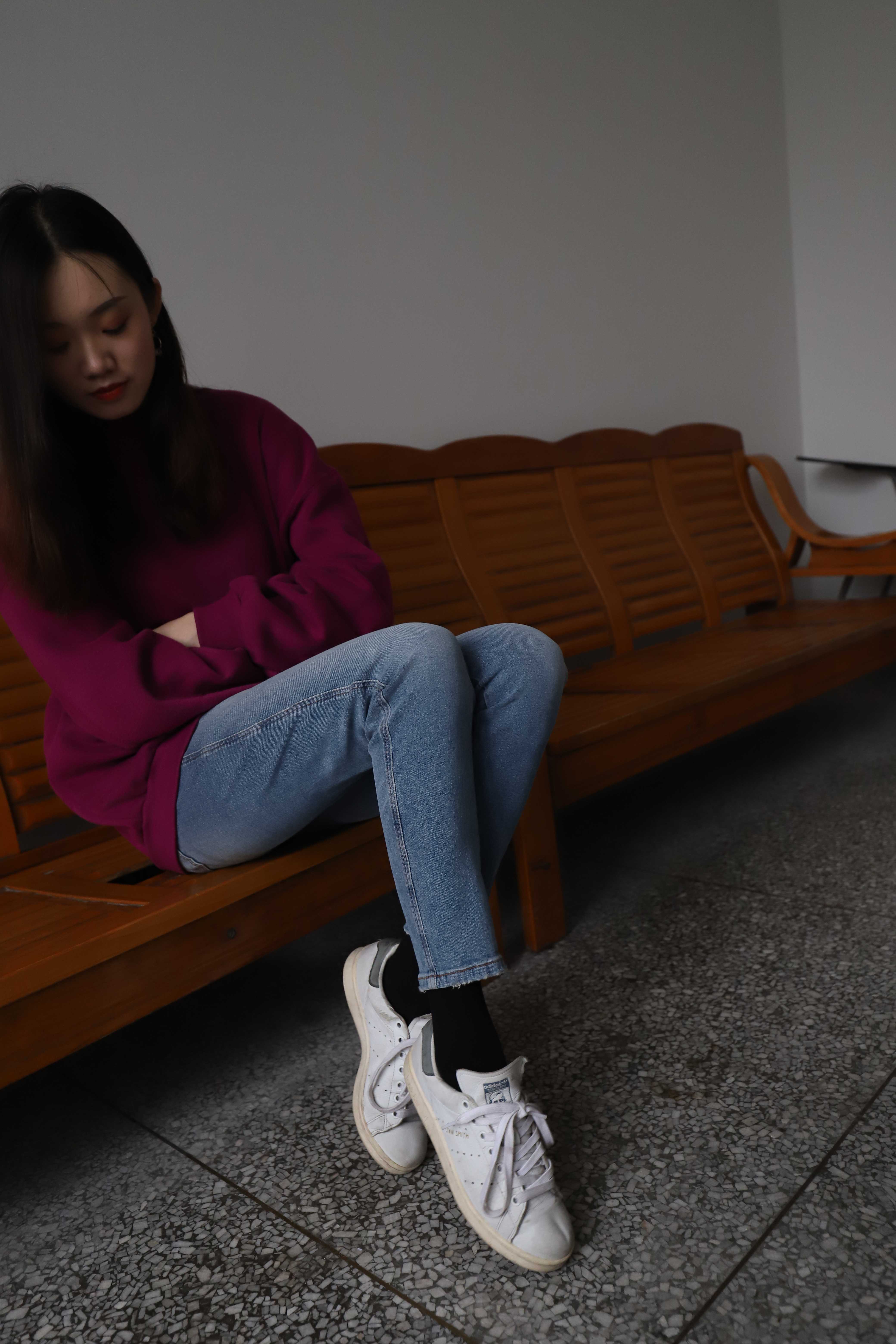 《牛仔板鞋の黑棉袜脚》作品图