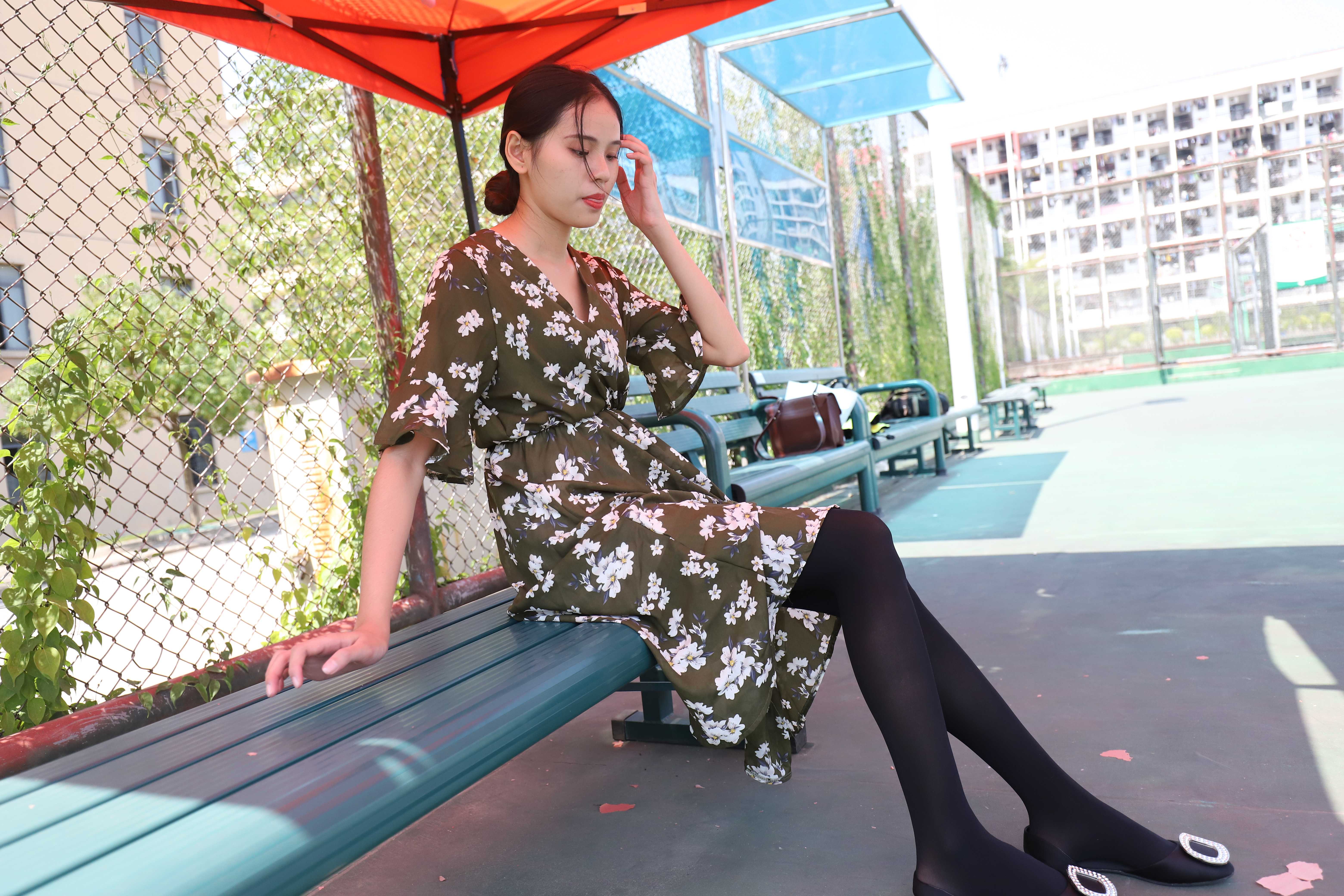 《操场碎花裙长黑丝脚丫》作品图