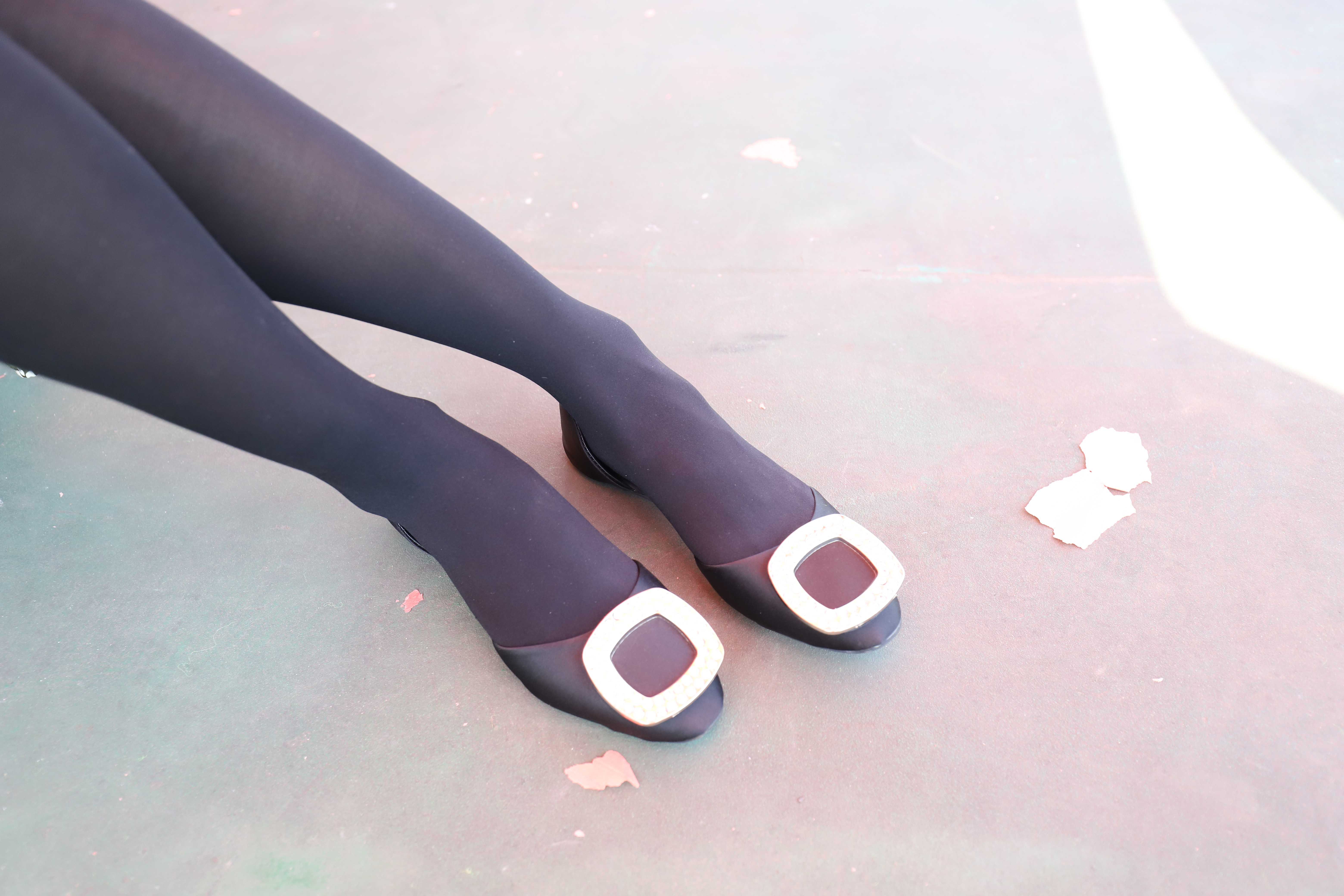 《操场碎花裙长黑丝脚丫》作品图