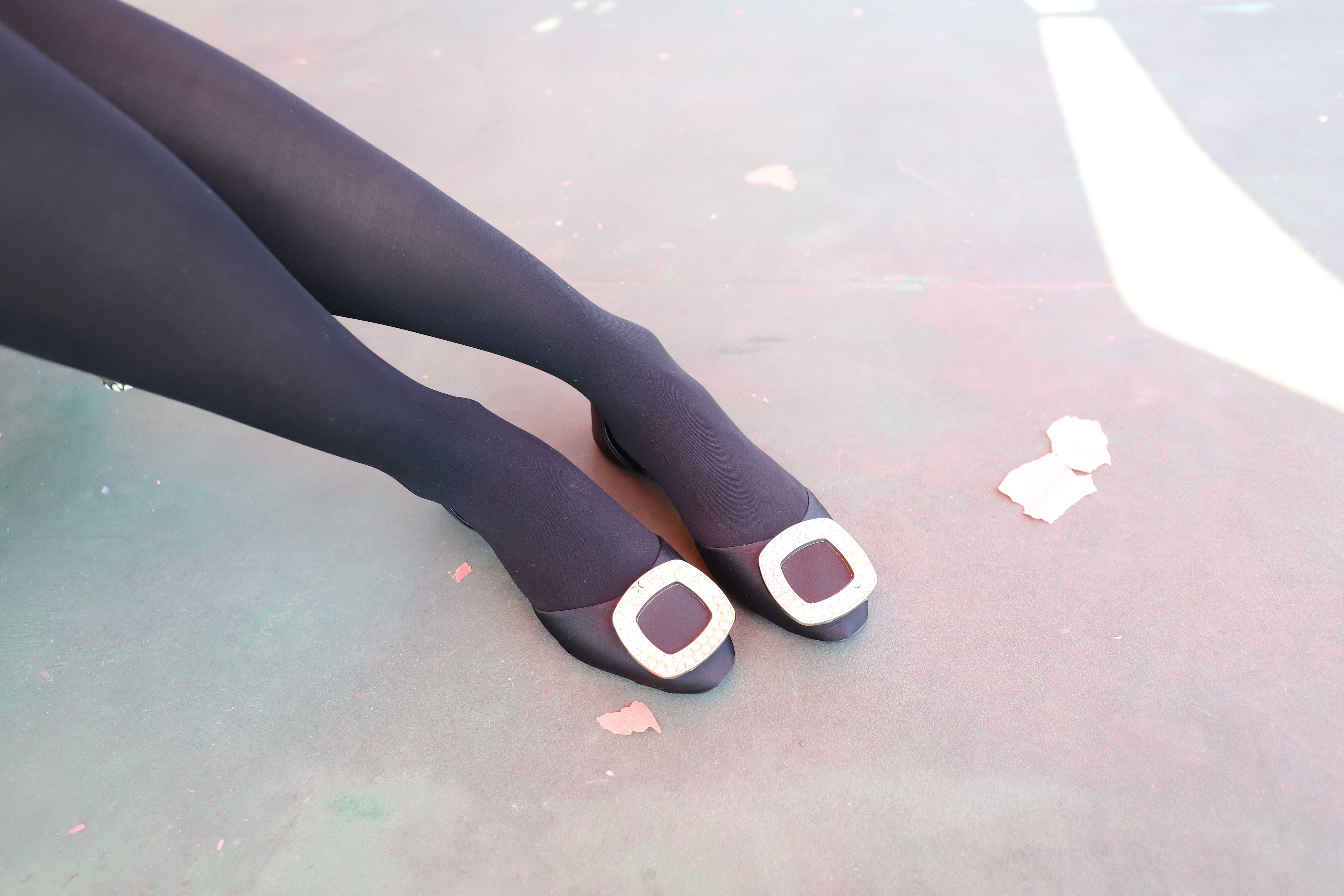 《操场碎花裙长黑丝脚丫》作品图