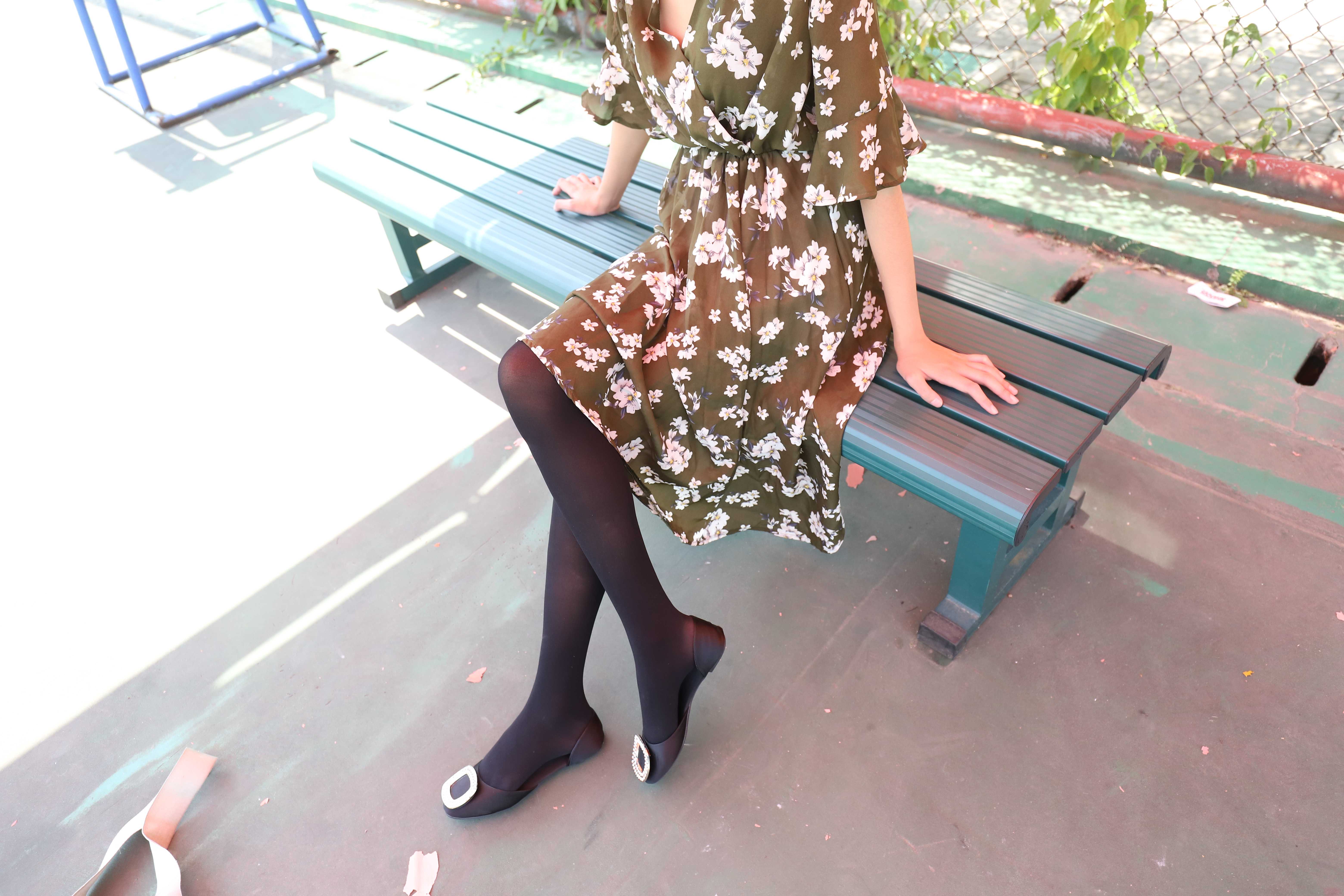 《操场碎花裙长黑丝脚丫》作品图
