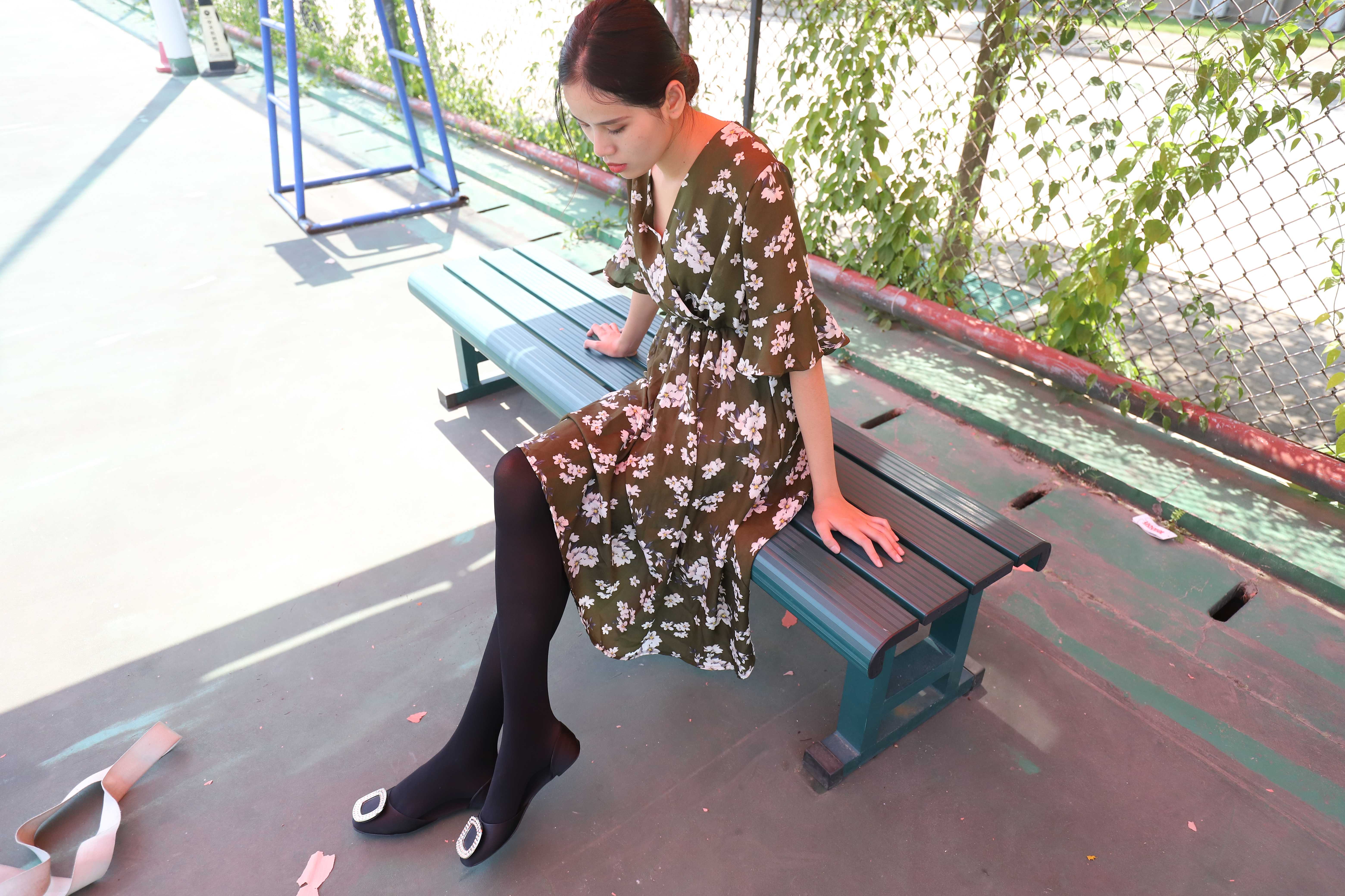 《操场碎花裙长黑丝脚丫》作品图