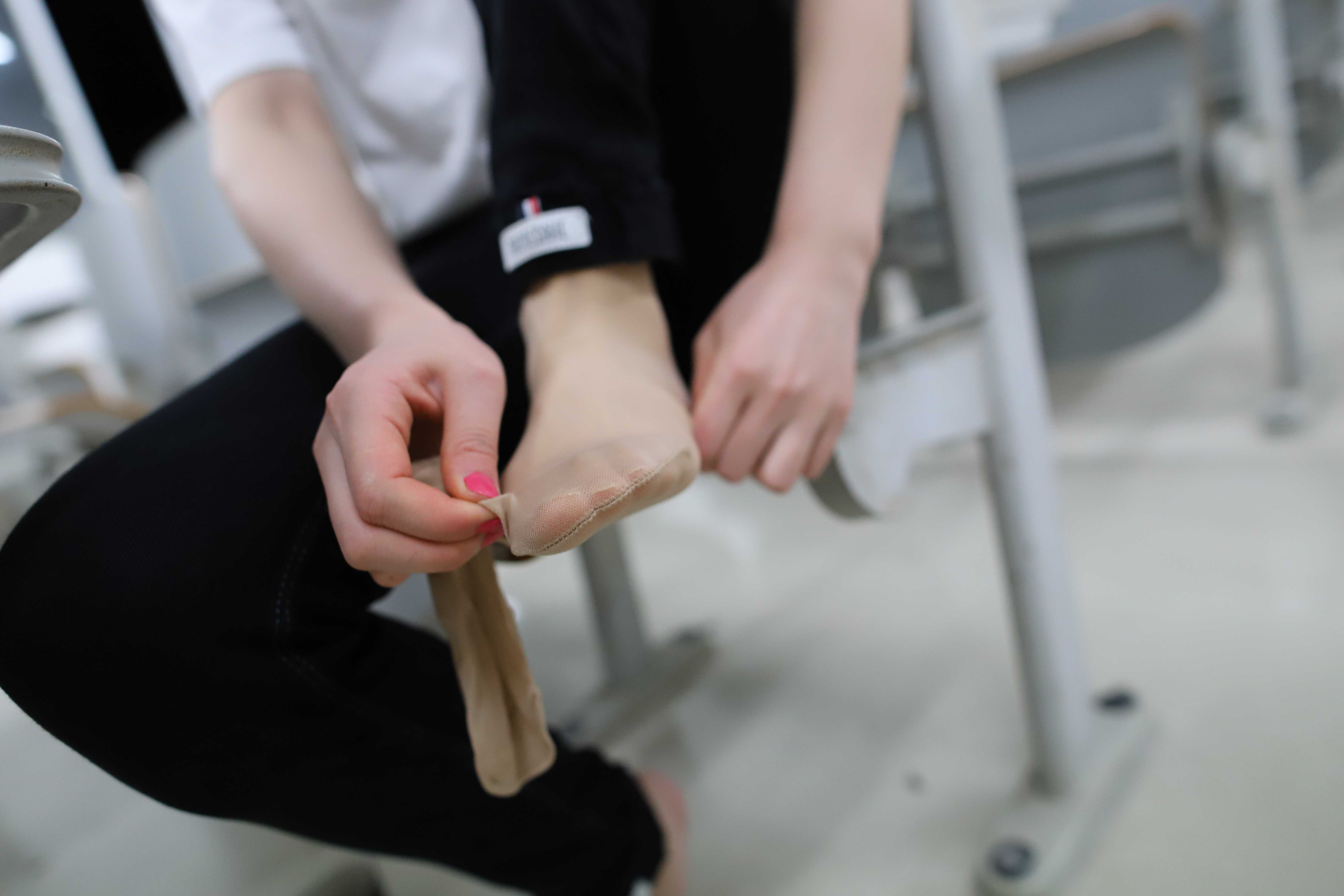 《小姐姐教室帆布鞋の丝袜脚》作品图