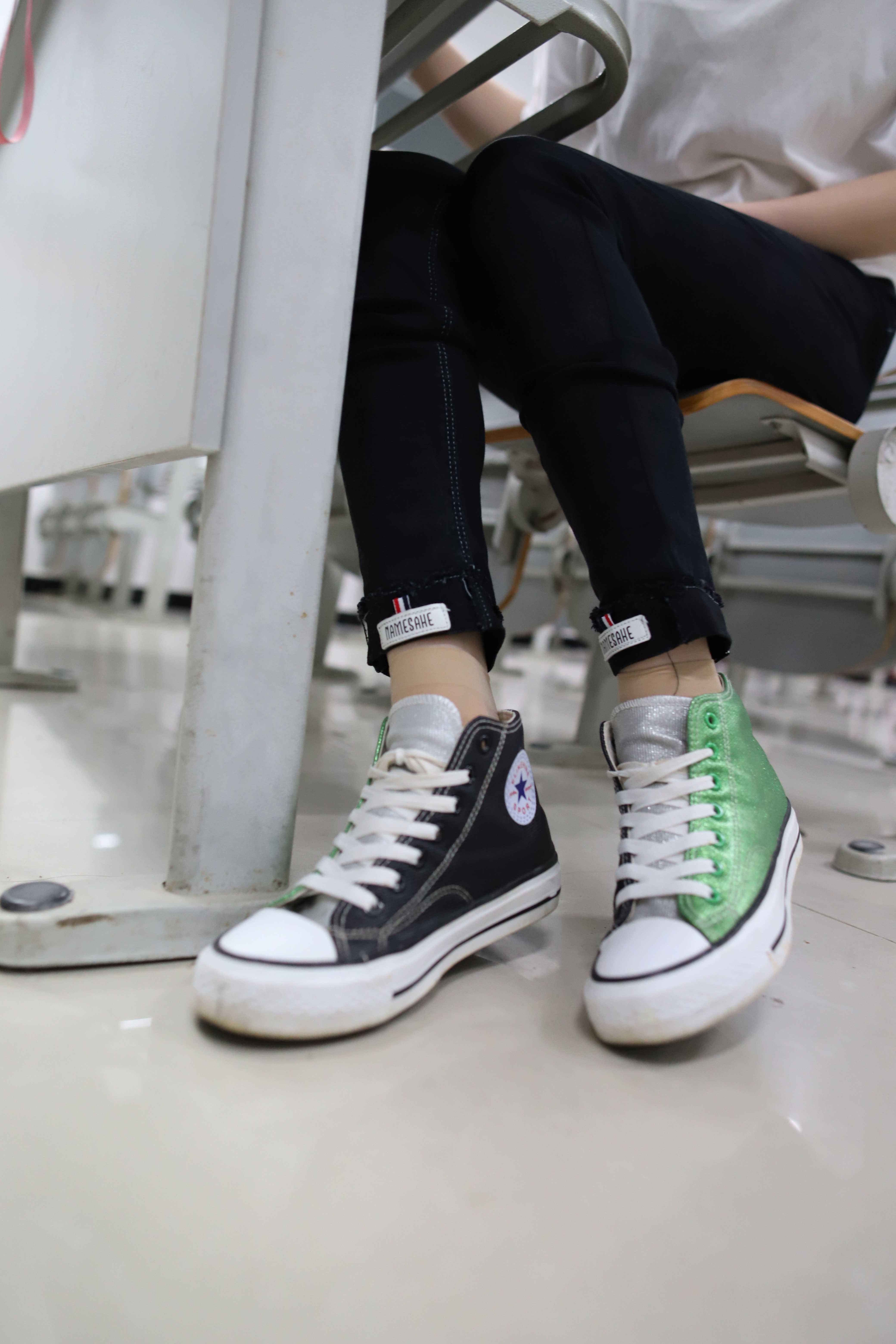 《小姐姐教室帆布鞋の丝袜脚》作品图