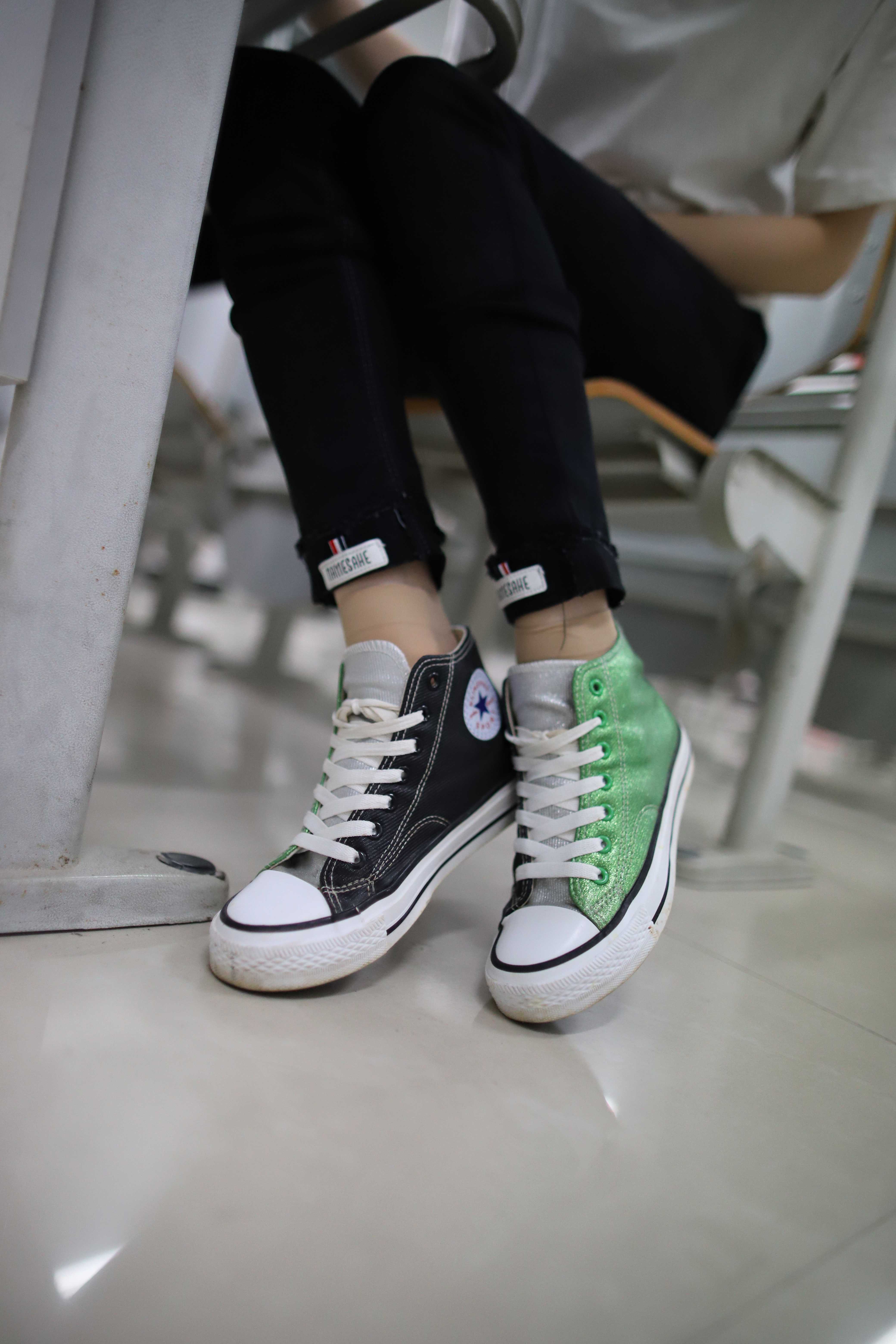 《小姐姐教室帆布鞋の丝袜脚》作品图