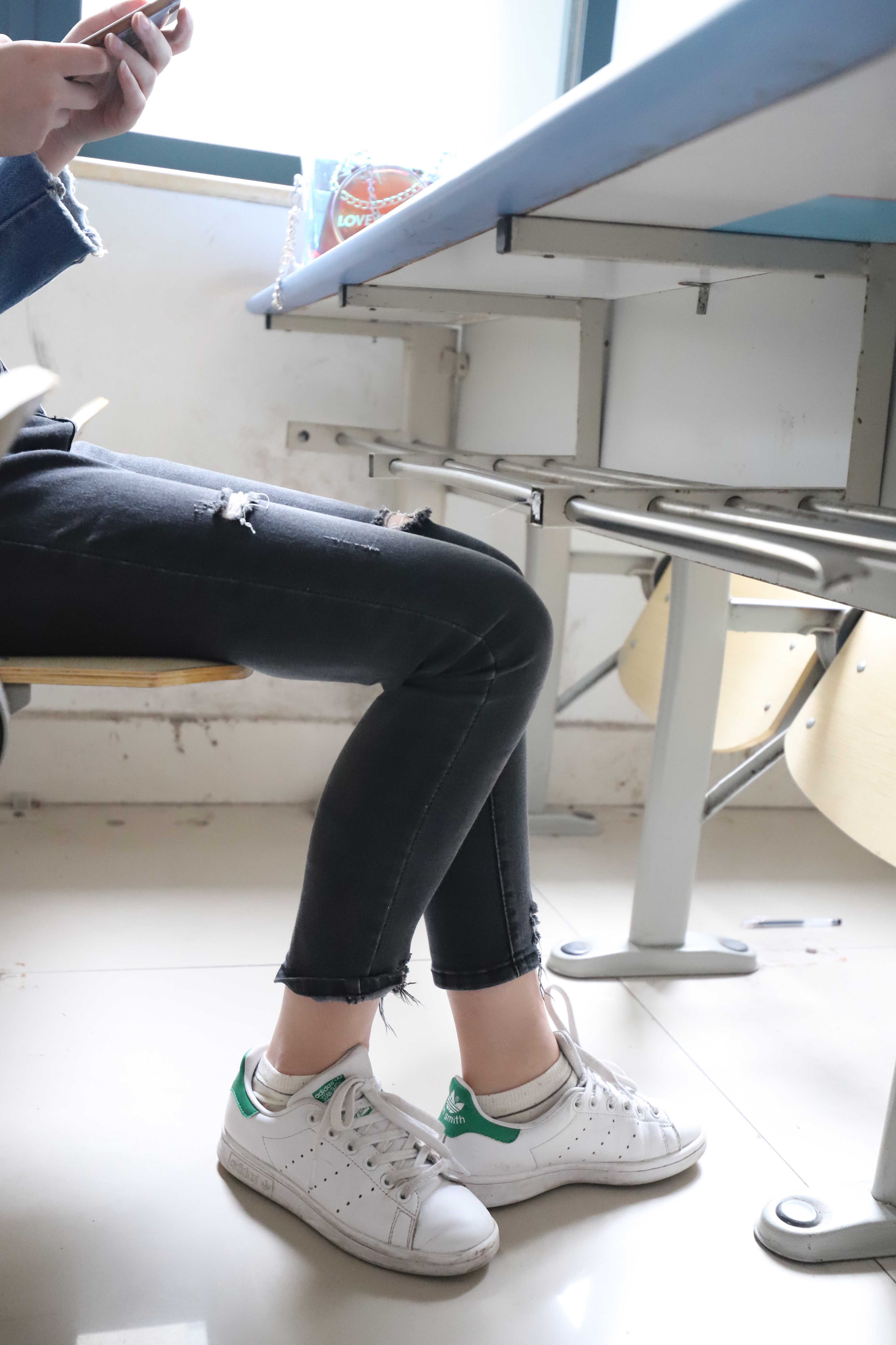 《校园学姐板鞋の船袜脚丫》作品图