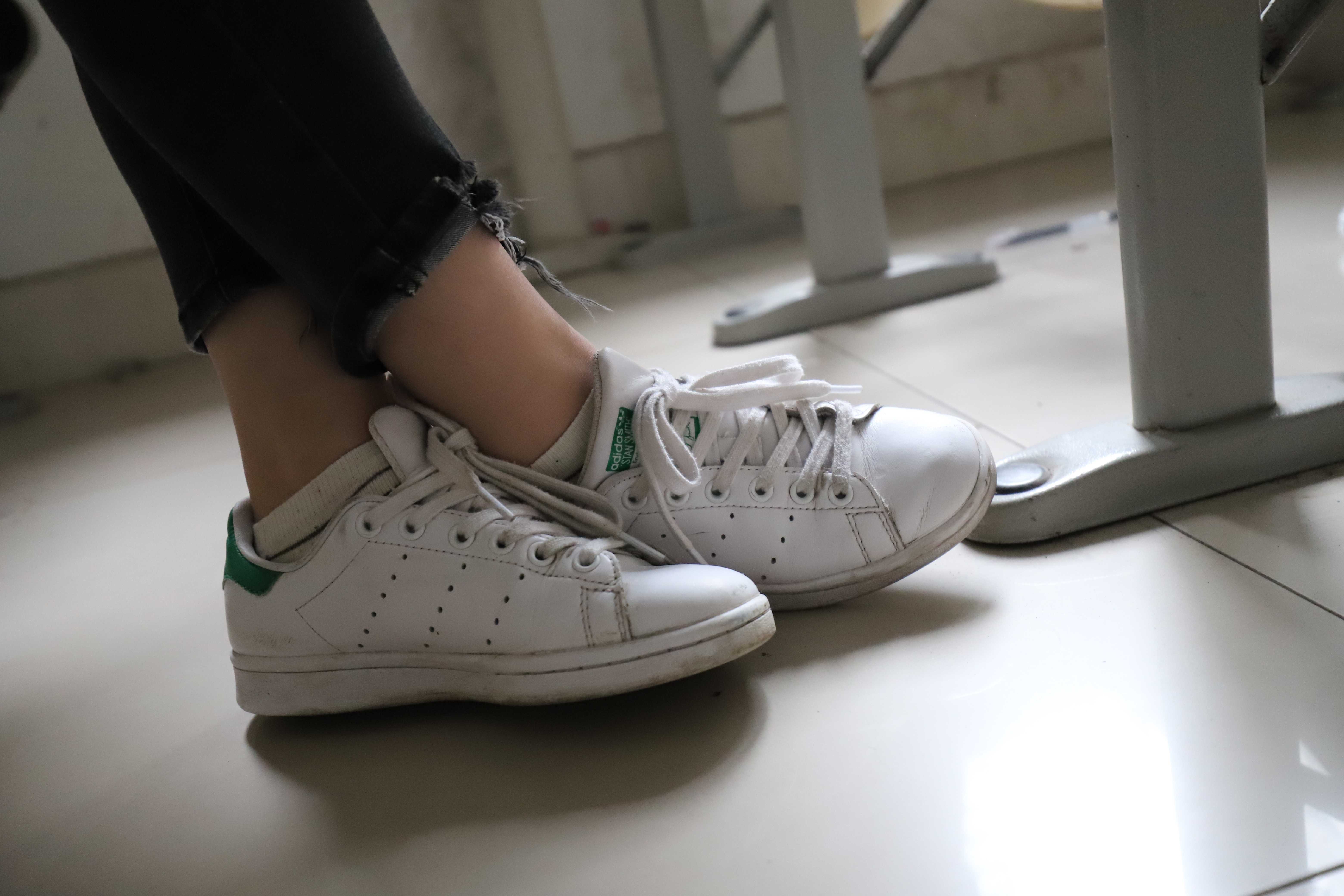 《校园学姐板鞋の船袜脚丫》作品图