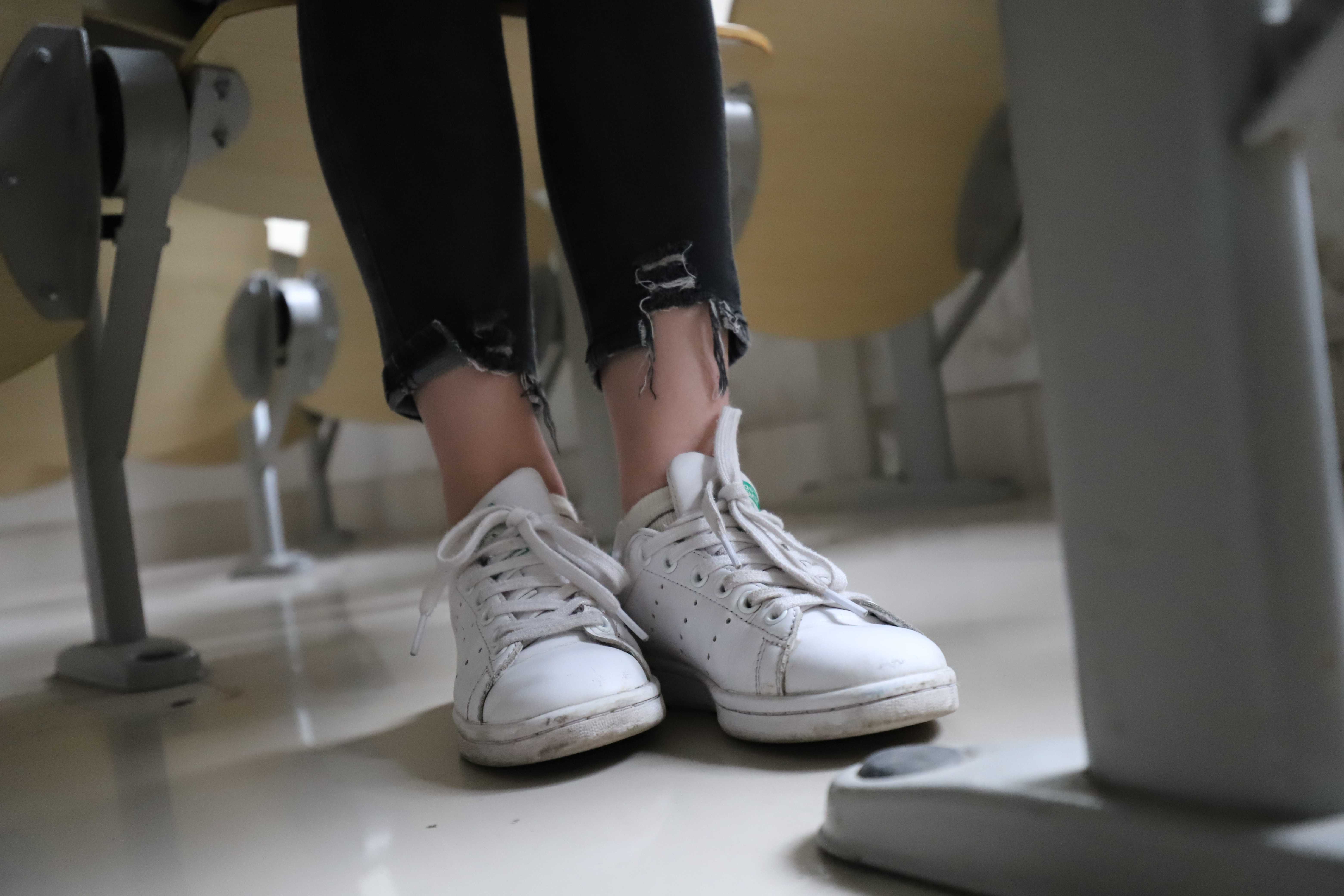 《校园学姐板鞋の船袜脚丫》作品图