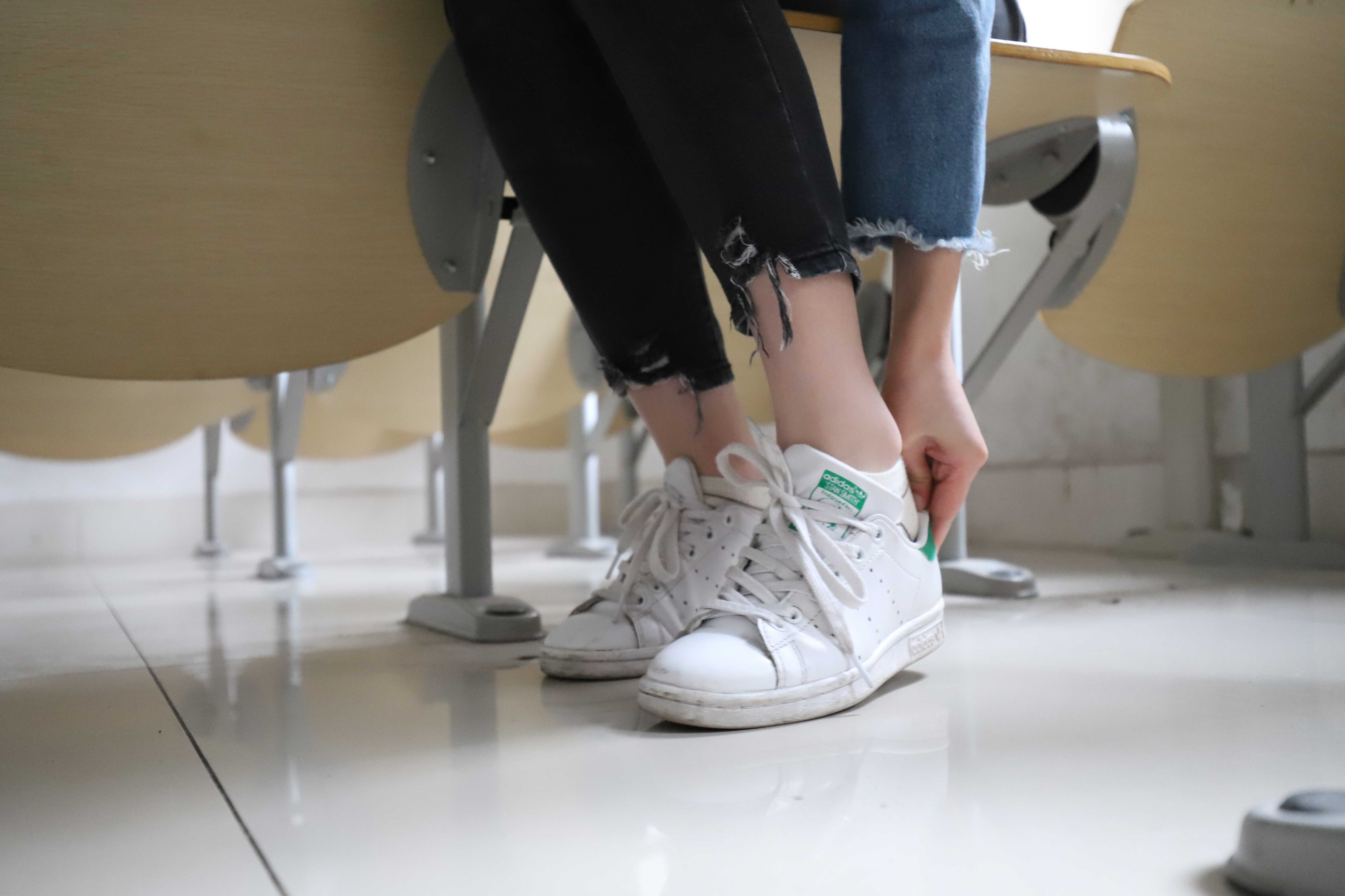 《校园学姐板鞋の船袜脚丫》作品图