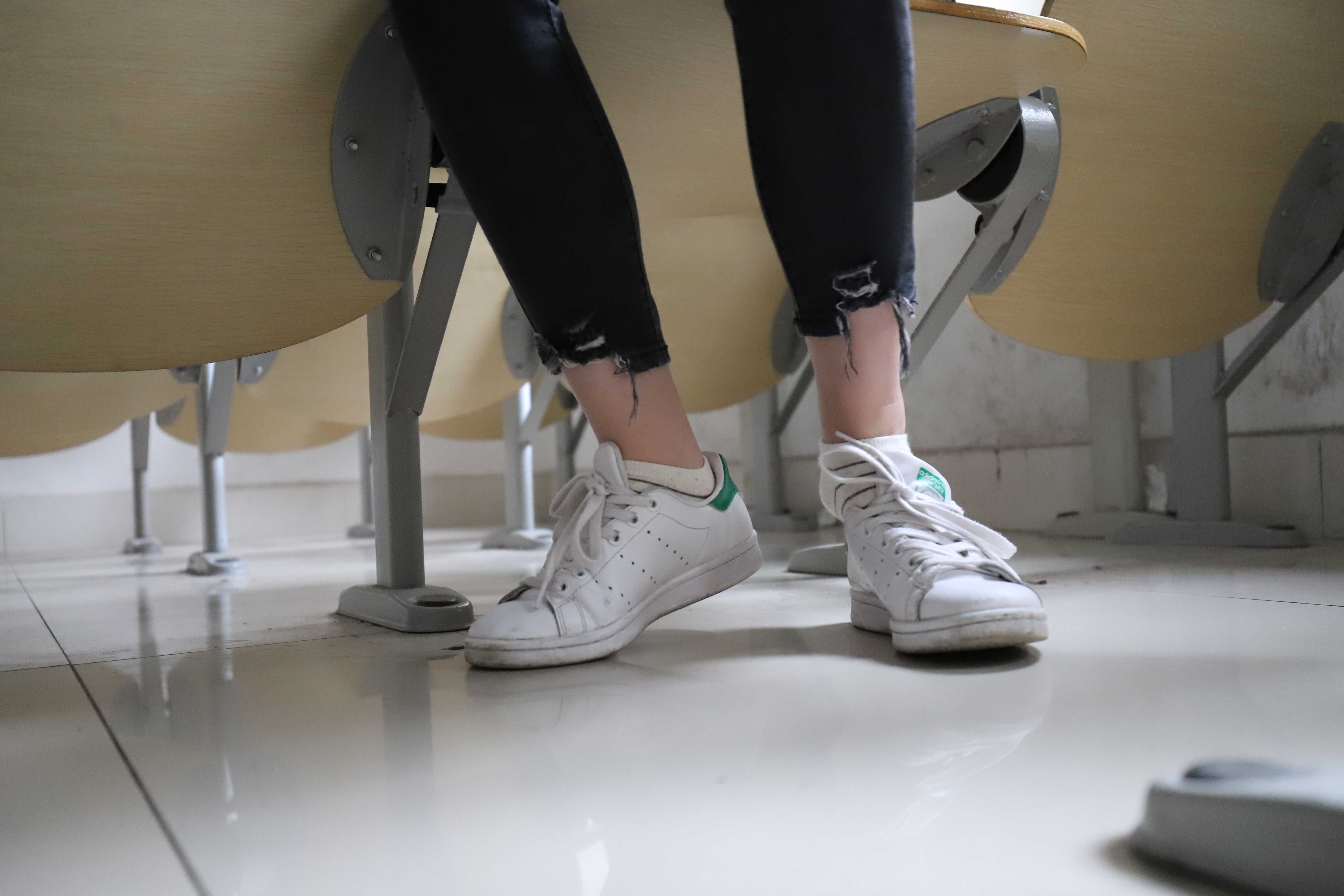 《校园学姐板鞋の船袜脚丫》作品图