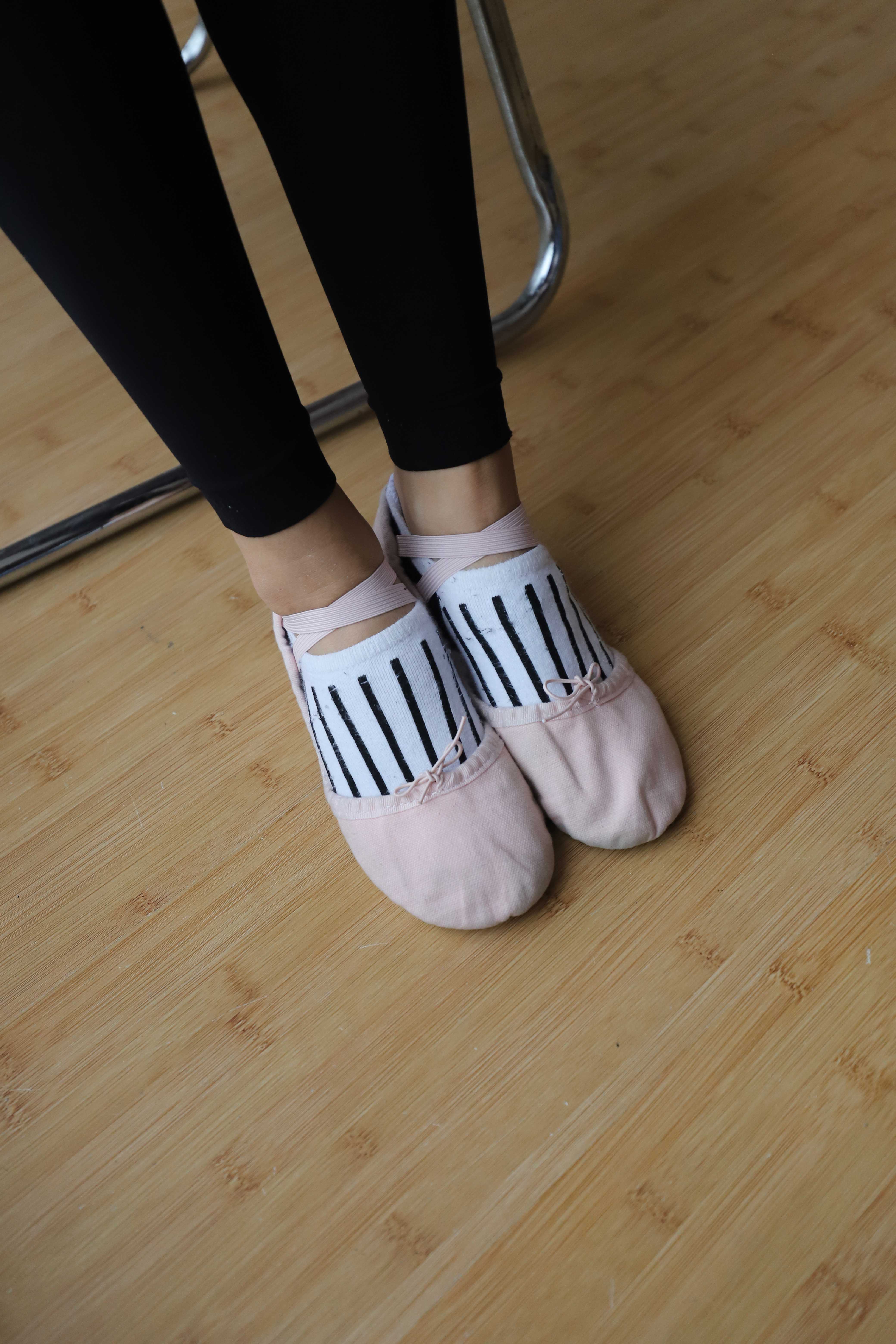 《刚练完舞的小姐姐》作品图