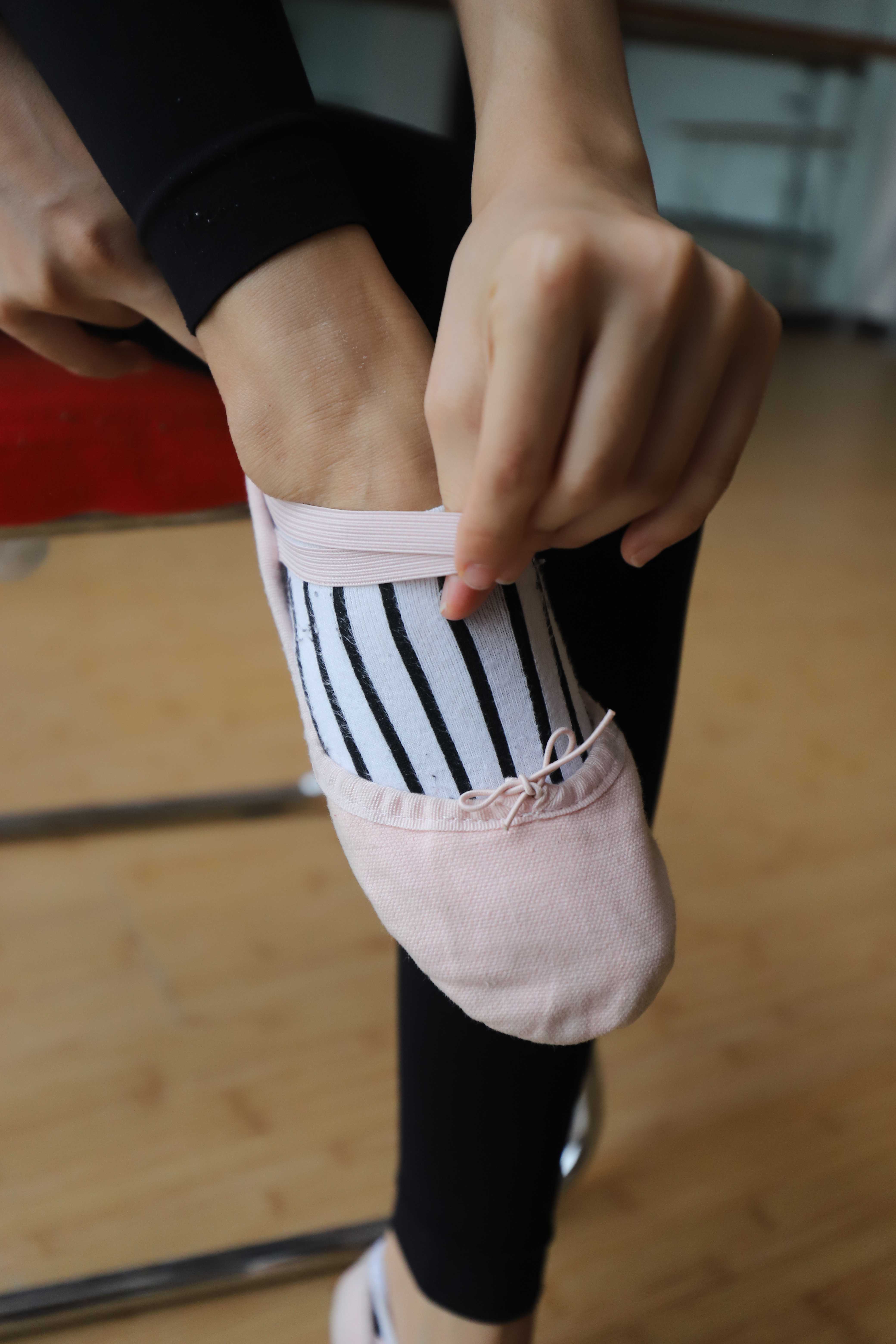 《刚练完舞的小姐姐》作品图