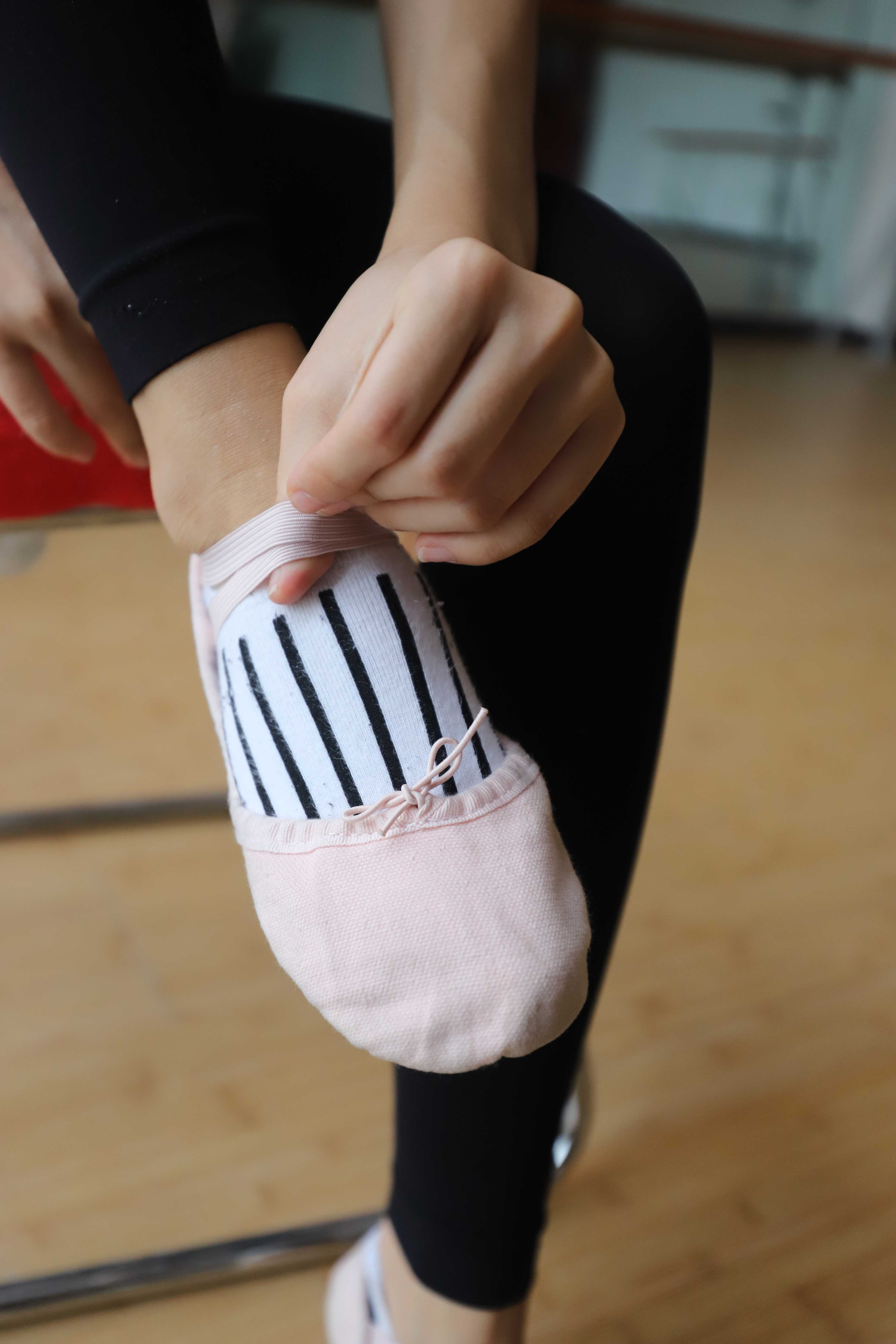 《刚练完舞的小姐姐》作品图