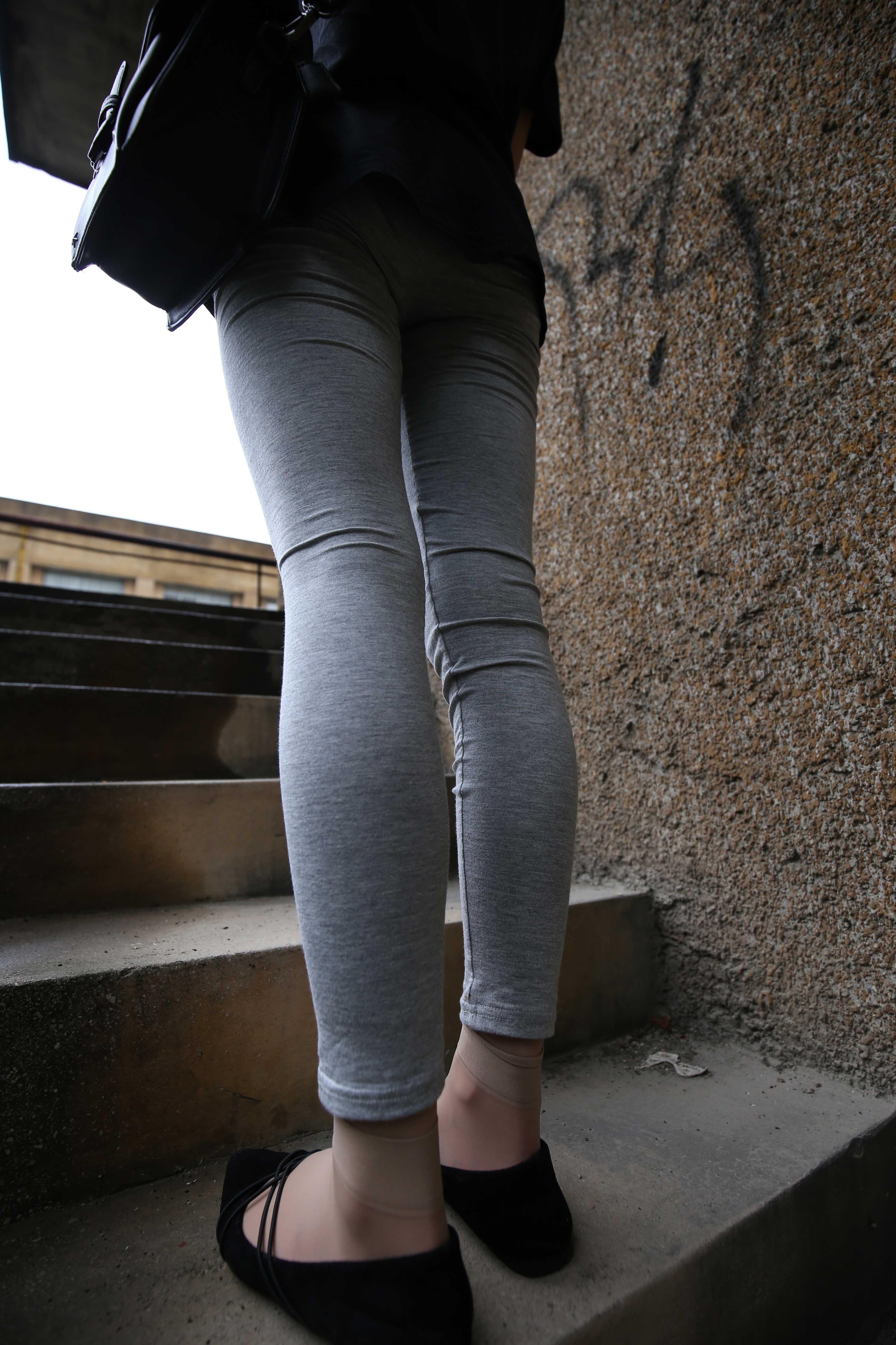 《打底裤の丝袜脚丫》作品图