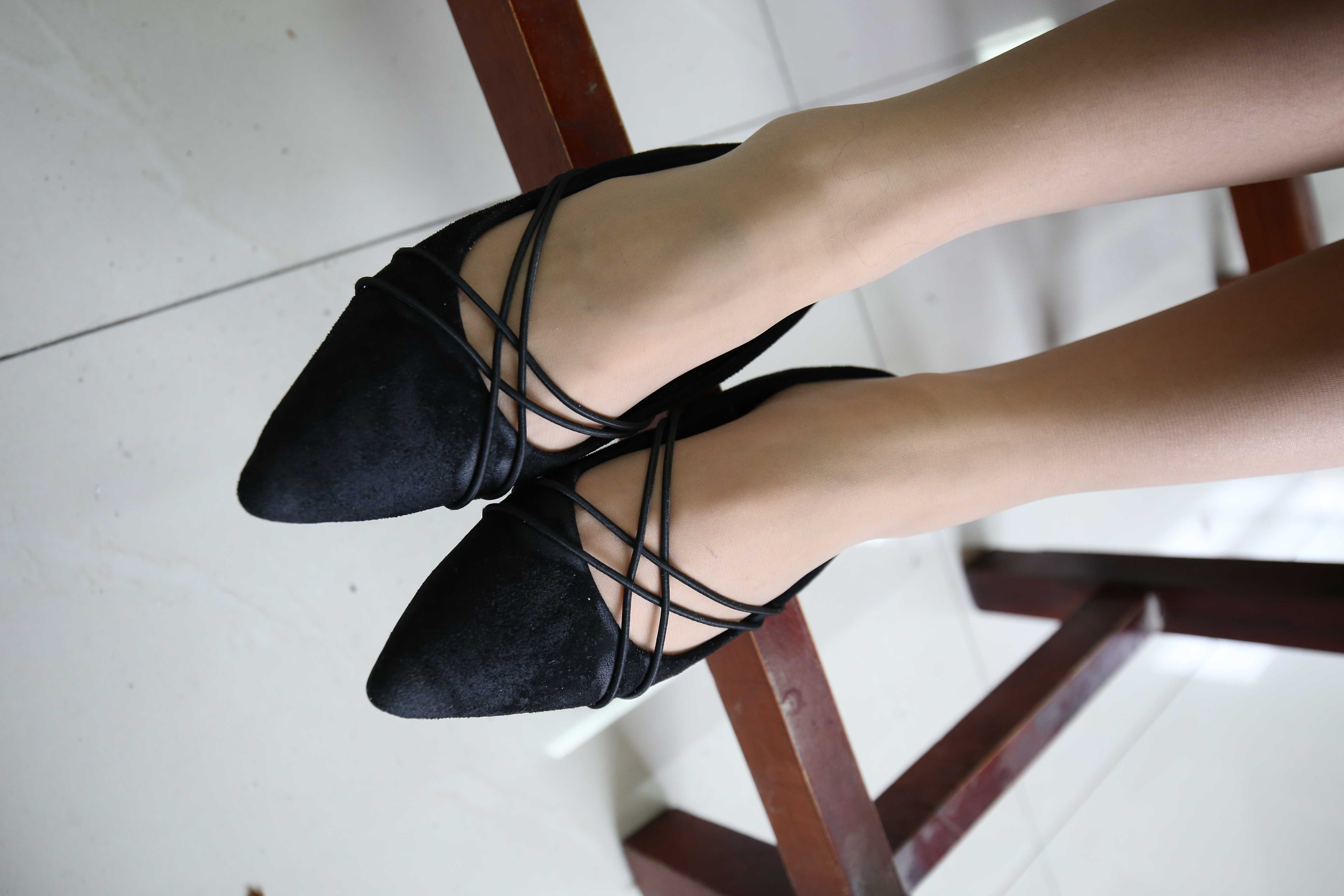 《教室白裙の肉丝袜脚丫》作品图