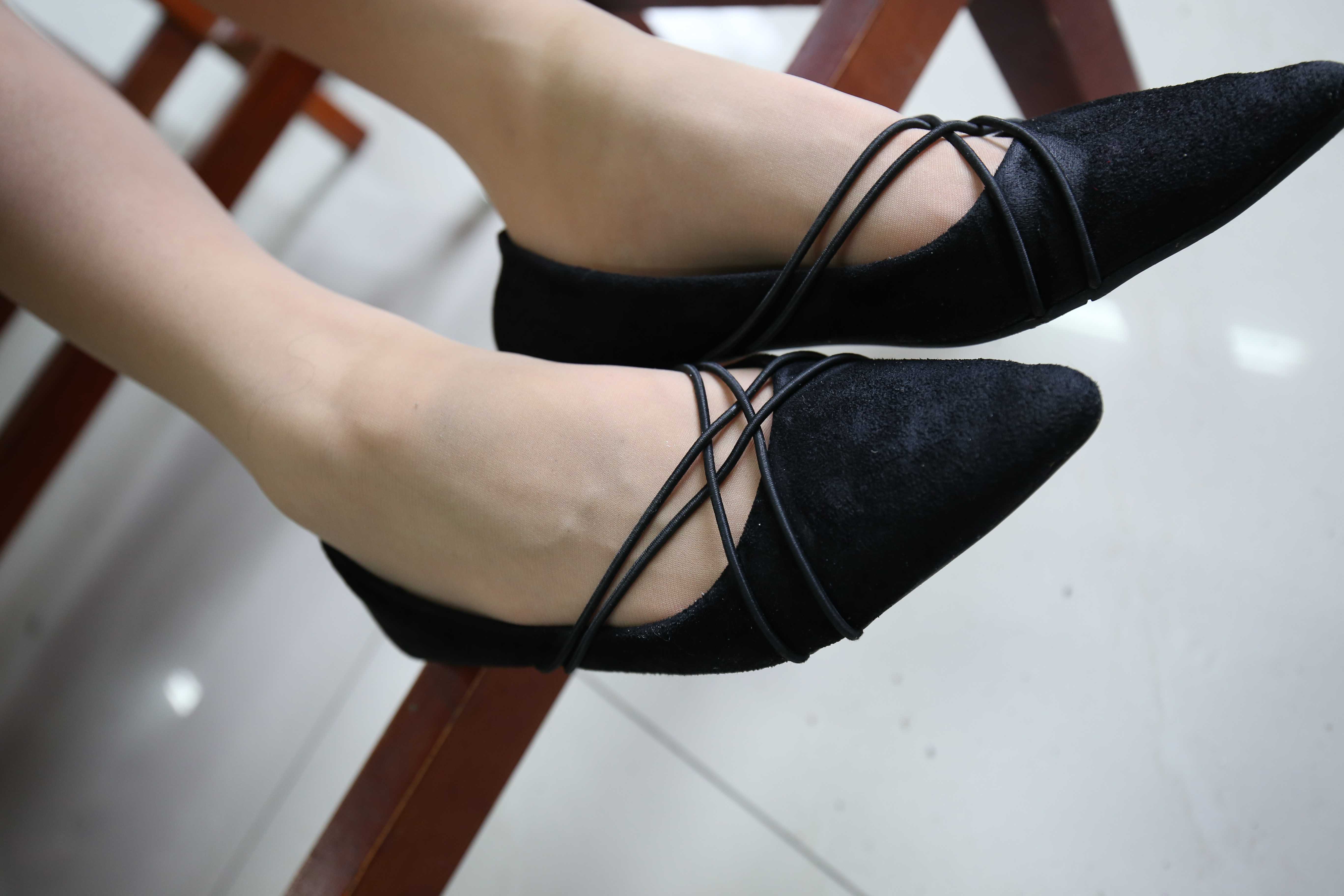 《教室白裙の肉丝袜脚丫》作品图