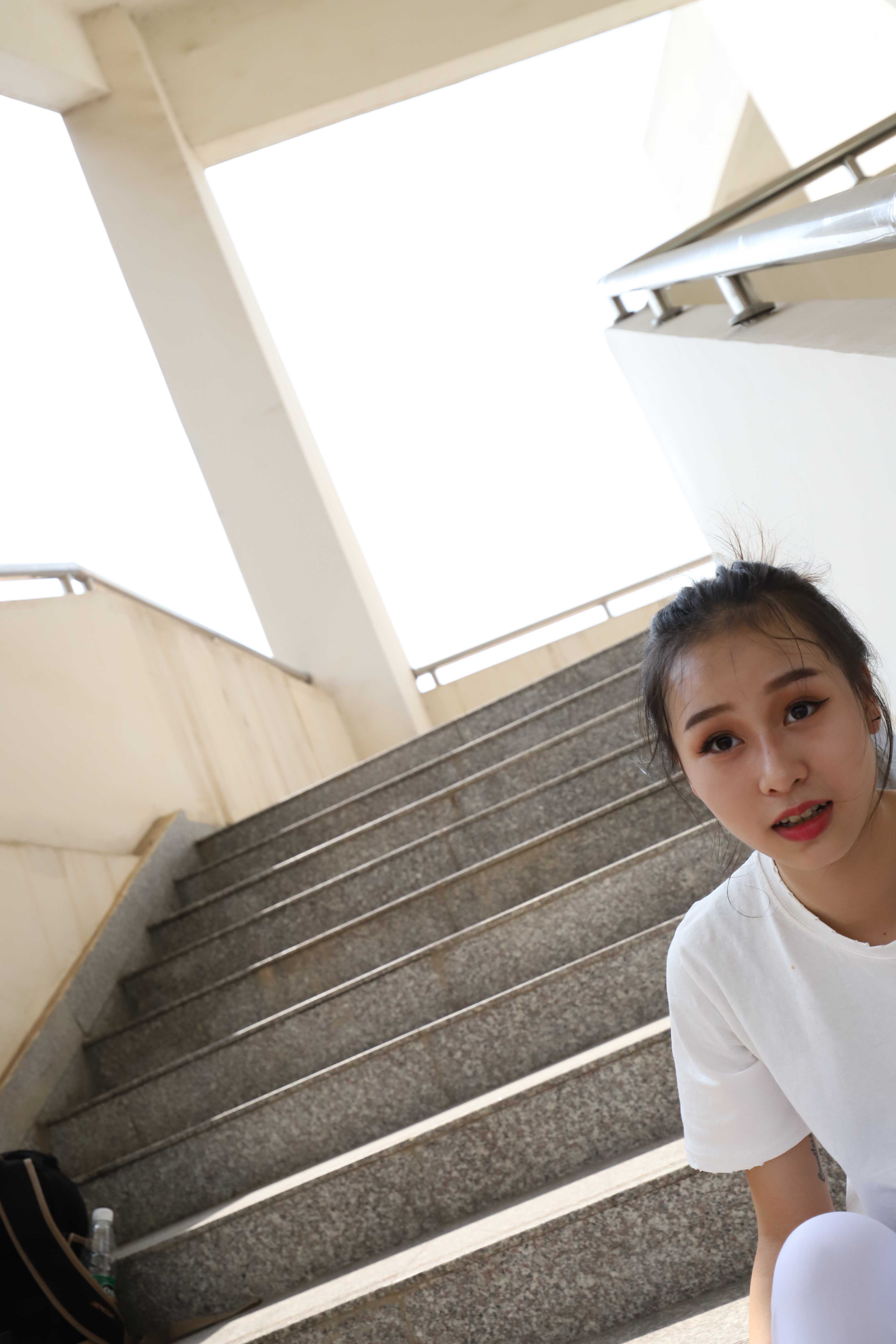 《学妹紧身裤裸足の丝袜脚丫+视频一部》作品图