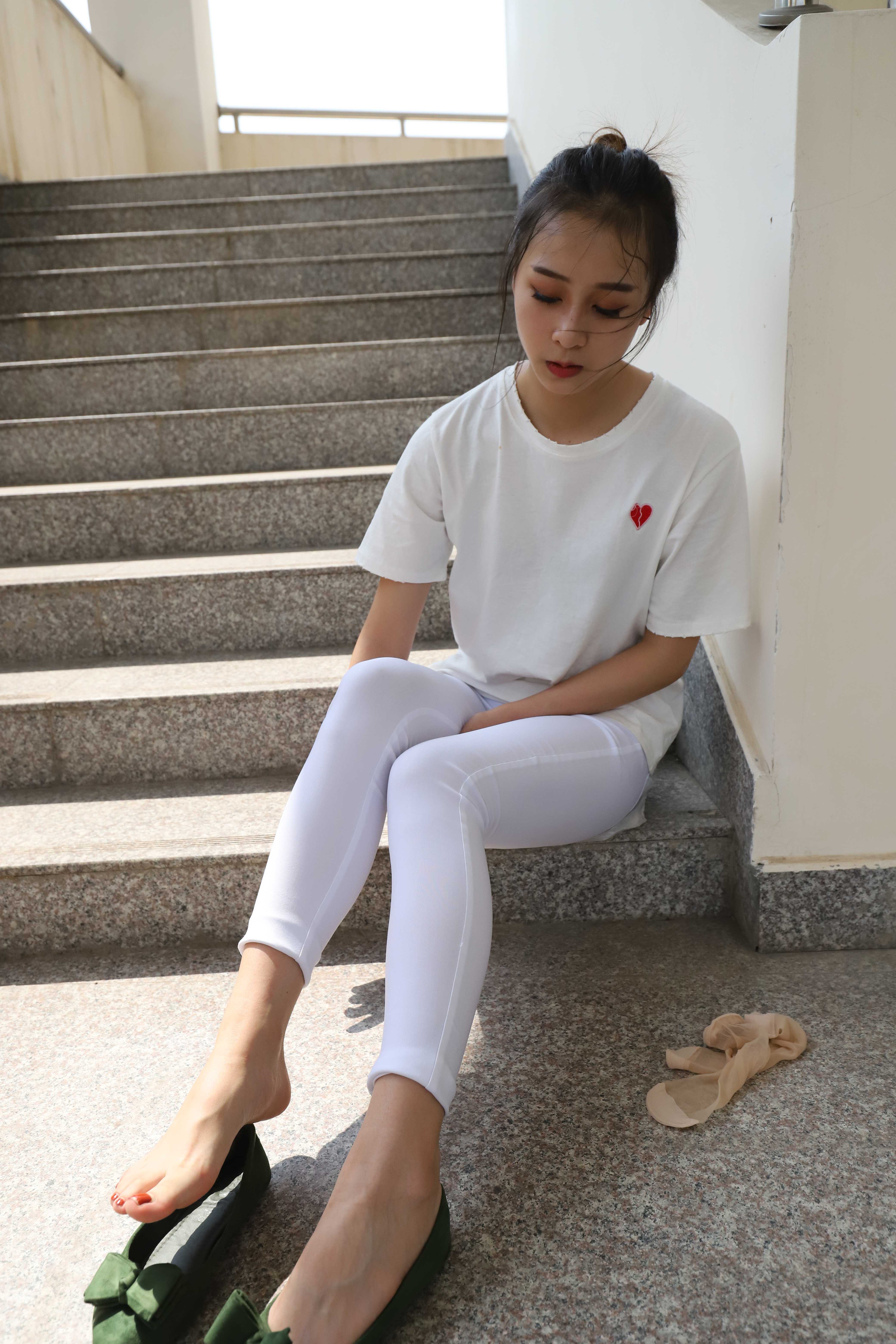 《学妹紧身裤裸足の丝袜脚丫+视频一部》作品图